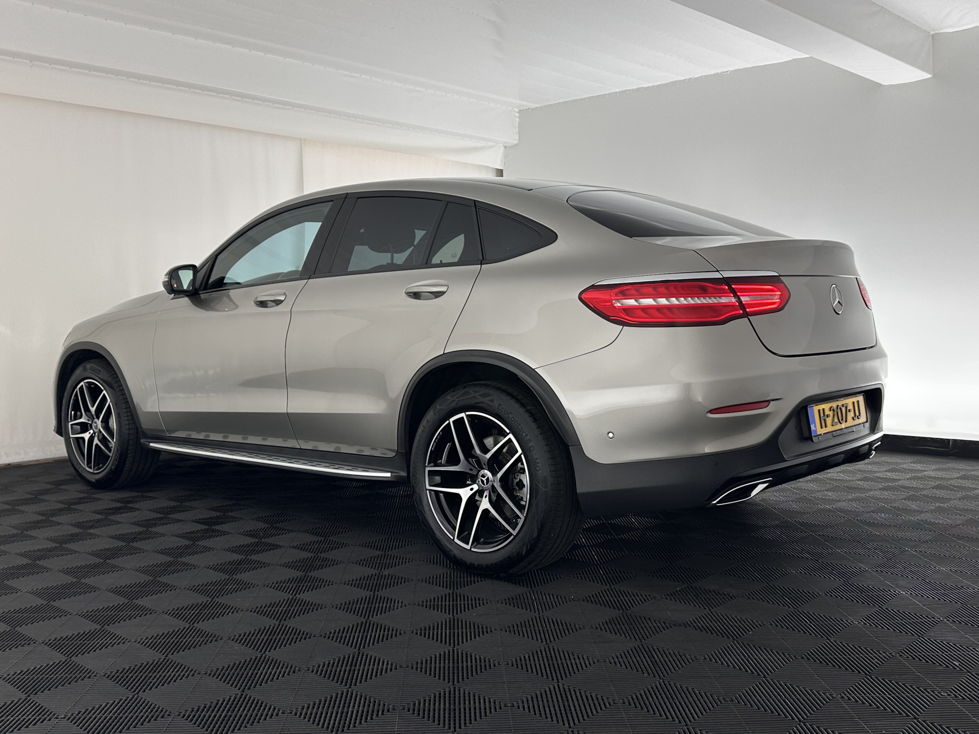 Mercedes-Benz GLC-klasse Coupé 250 d 4MATIC AMG Sport Edition (INCL-BTW) *PANO | LEATHER | FULL-LED | MEMORY-PACK | TOPVIEW | HEATED-SPORTSEATS | NAVI-FULLMAP | PRIVACYGLASS | SHIFTPADDLES | ECC | PDC | CRUISE | 19''ALU*