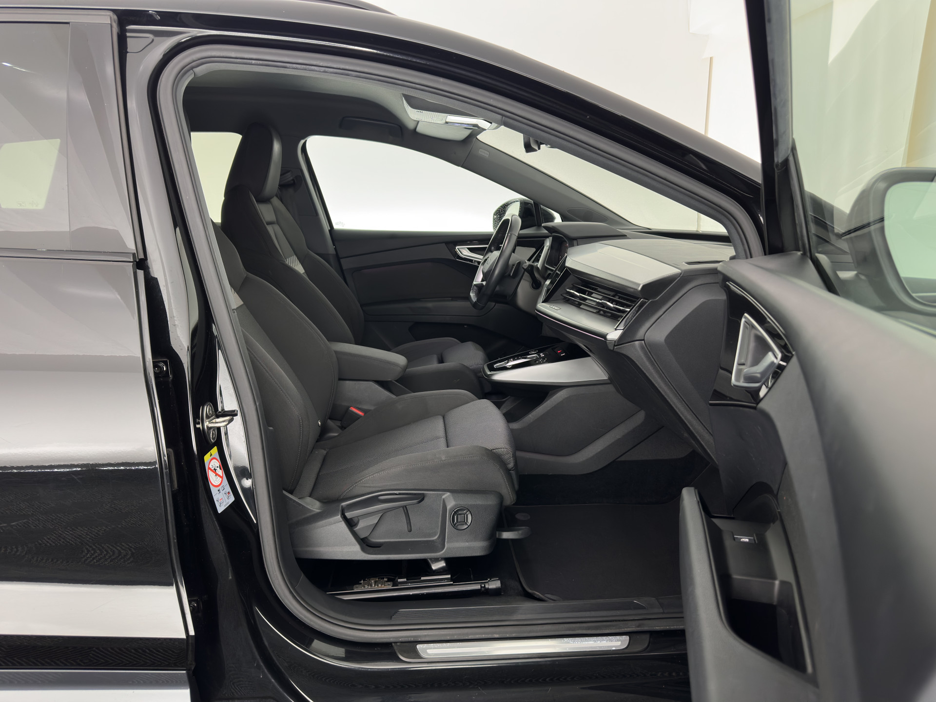 Audi Q4 e-tron 40 Launch edition Advanced Plus 77 kWh [3-Fase] {SOH-93%} (INCL-BTW) *HEATPUMP | ADAPT-CRUISE | MATRIX-LED | NAVI-FULLMAP | KEYLESS | CAMERA | DIGI-COCKPIT | DAB | AMBIENT-LIGHT | HEATED-SPORTSEATS | SHIFT-PADDLES | PRIVACY-GLASS | 19''ALU*