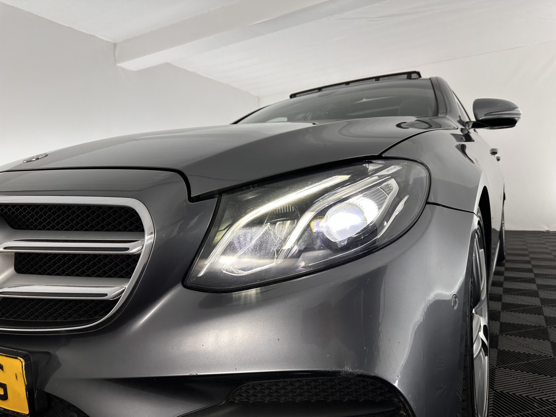 Mercedes-Benz E-klasse 220 d AMG-Line (INCL-BTW ) Aut. *PANO | FULL-LED | LEATHER-MICROFIBRE | WIDE-SCREEN-DIGI-COCKPIT | NAVI-FULLMAP | AMBIENT-LIGHT | HEATED-SPORTSEATS | ECC | SHIFT-PADLLES | PDC | CRUISE | 19"ALU*