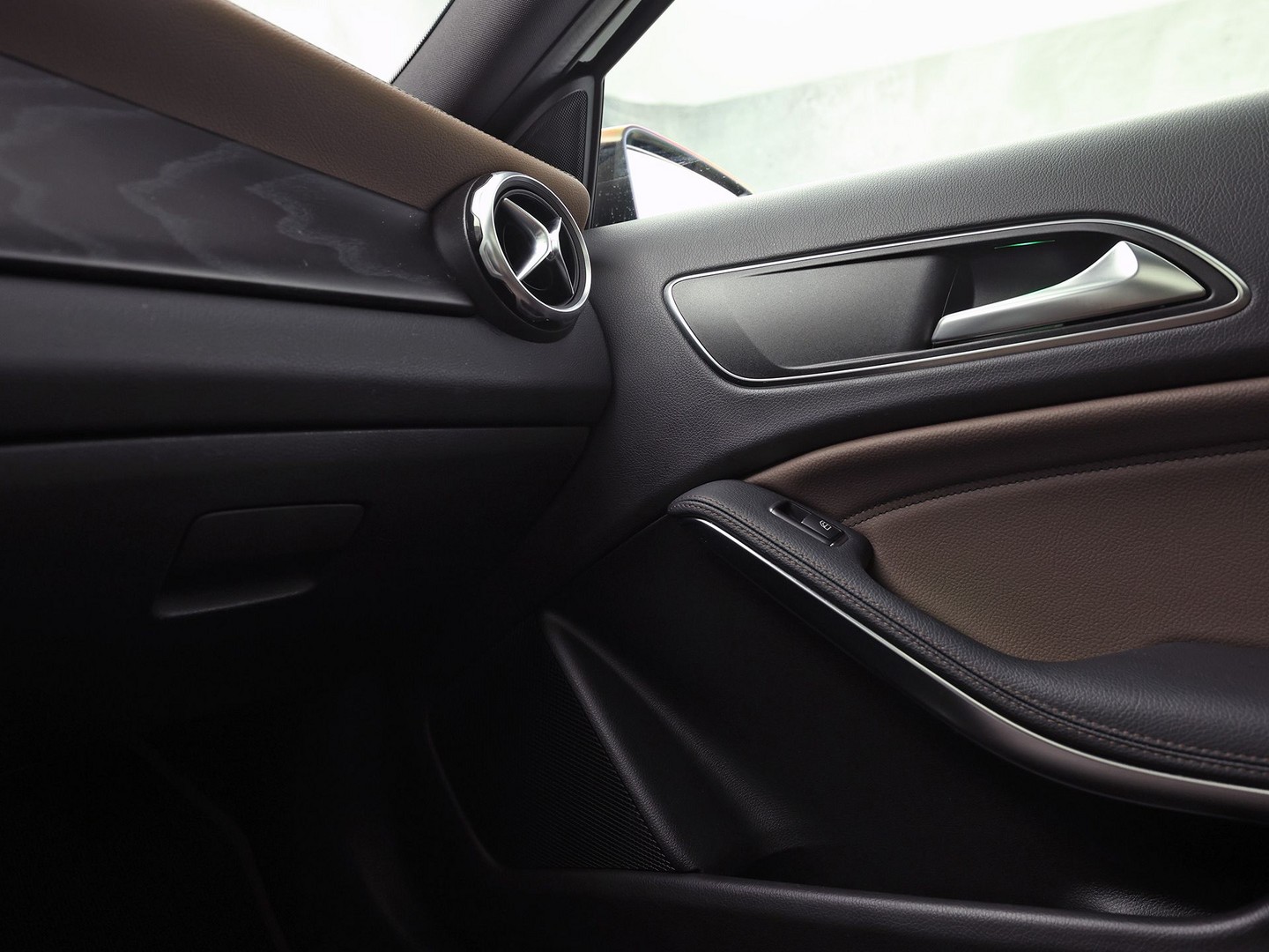 Mercedes-Benz GLA-klasse 250 4Matic Premium AMG Sport 211Pk Automaat (PANORAMADAK, MEMORY SEATS, GROOT NAVI, CAMERA, TREKHAAK, SPORTSTOELEN, GETINT GLAS, BRUIN LEDER, STOELVERWARMING, NIEUWSTAAT)