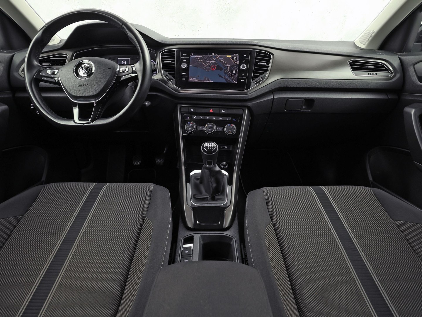 Volkswagen T-Roc 1.0 TSI Sport (APPLE CARPLAY, GROOT NAVI, CLIMATE, STOELVERWARMING, TREKHAAK, SPORTSTOELEN, PARKEERSENSOREN, ADAPTIVE CRUISE, NIEUWSTAAT)