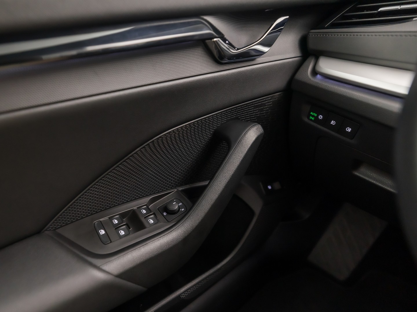 ŠKODA Octavia Combi 1.4 TSI iV PHEV Sport 218Pk Automaat (VIRTUAL COCKPIT, APPLE CARPLAY, GROOT NAVI, CAMERA, STOELVERWARMING, SPORTSTOELEN, GETINT GLAS, CRUISE, NIEUWE APK, NIEUWSTAAT)