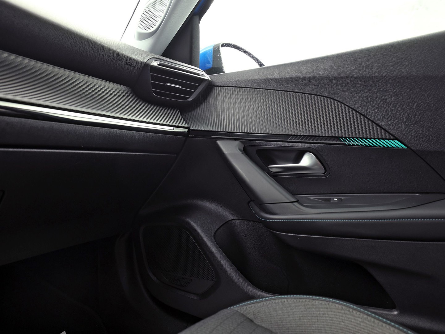 Peugeot e-2008 EV Blue Sport Allure 50 kWh Automaat (SOH 91,2%, APPLE CARPLAY, GROOT NAVI, 360 CAMERA, SPORTSTOELEN, GETINT GLAS, KEYLESS, NIEUWSTAAT)
