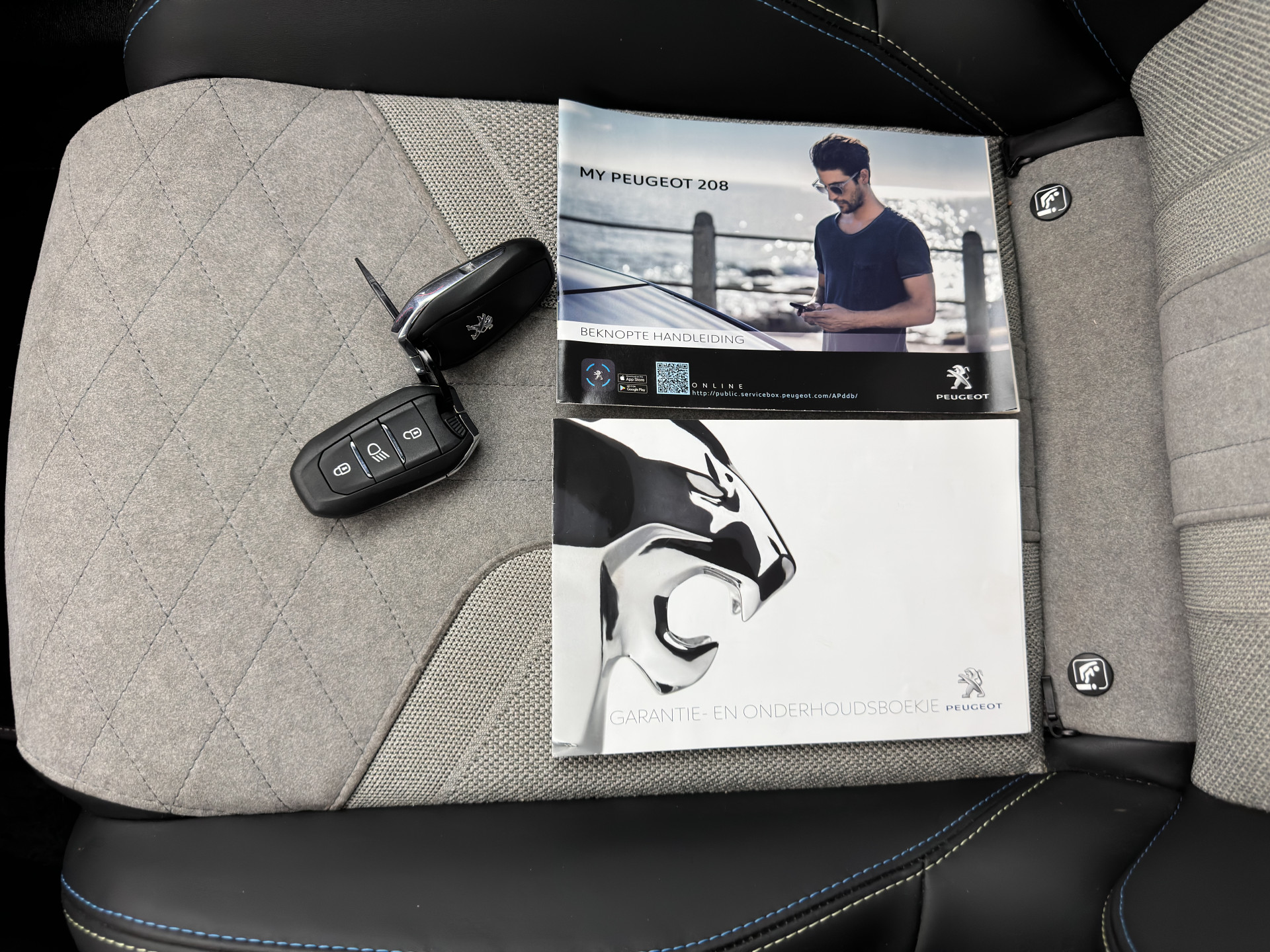 Peugeot e-208 EV GT 350 50 kWh [ 3-Fase ] {SOH-100%} (INCL-BTW) *PANO | FULL-LED | DIGI-COCKPIT | BLINDSPOT | CAMERA | LEATHER-ALCANTARA | AMBIENT-LIGHT | NAVI-FULLMAP | LANE-ASSIST | KEYLESS | DAB | CCS-FASTLOADER | HEATED-SPORTSEATS | 17"ALU*