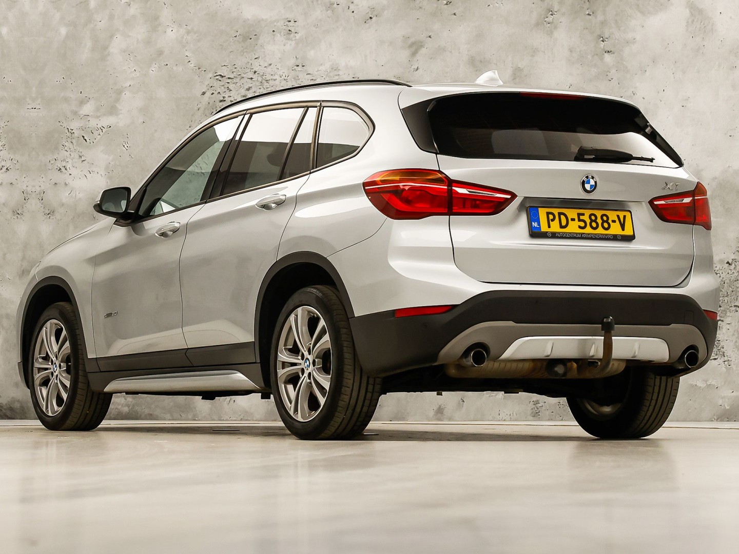 BMW X1 sDrive20i Executive 192Pk Automaat (NAVIGATIE, CLIMATE, TREKHAAK, SPORTSTOELEN, GETINT GLAS, PARKEERSENSOREN, NIEUWSTAAT)