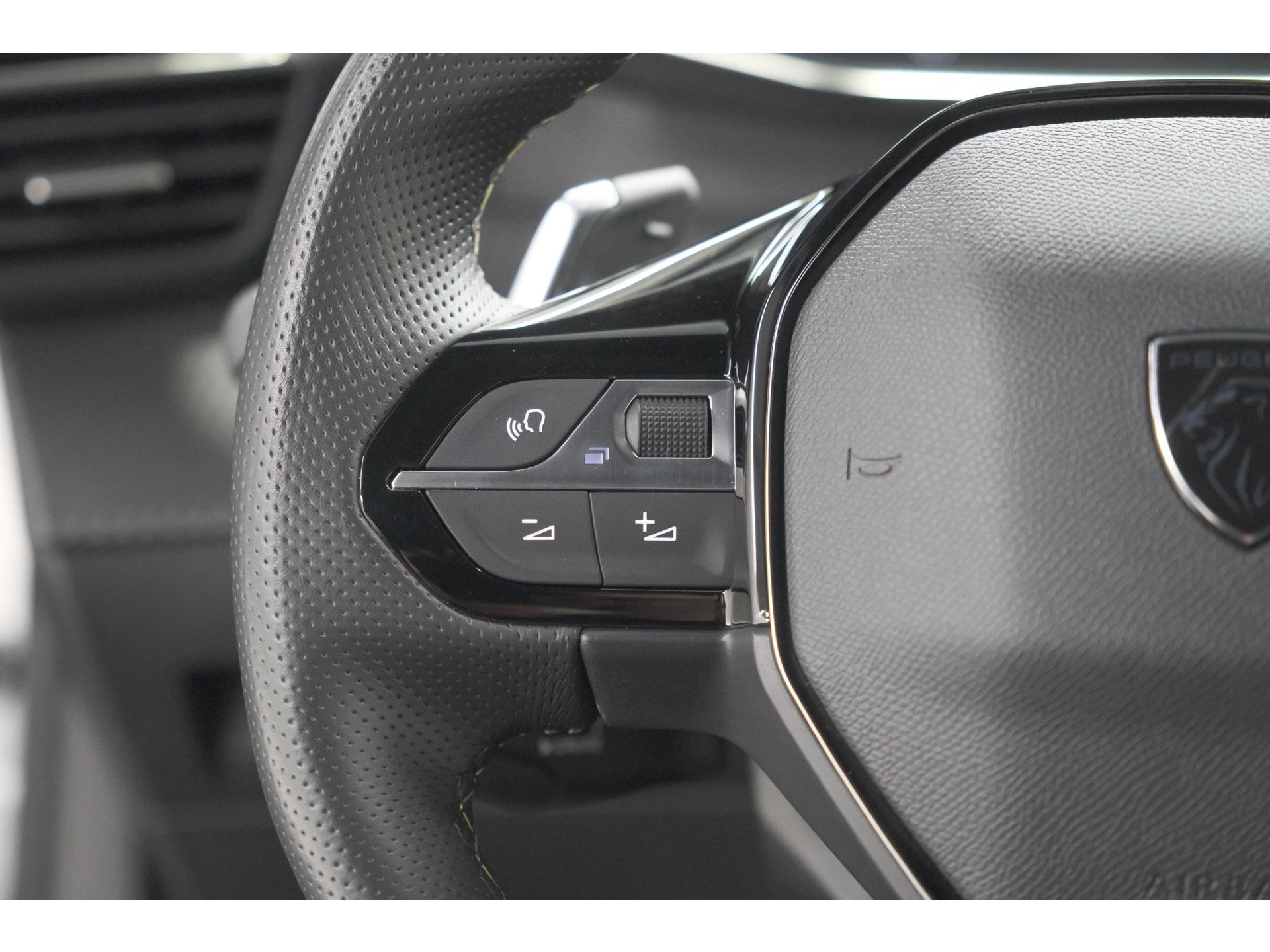 Peugeot 2008 Hybrid 145 e-DCS6 GT | Camera | Apple Carplay | Parkeersensoren