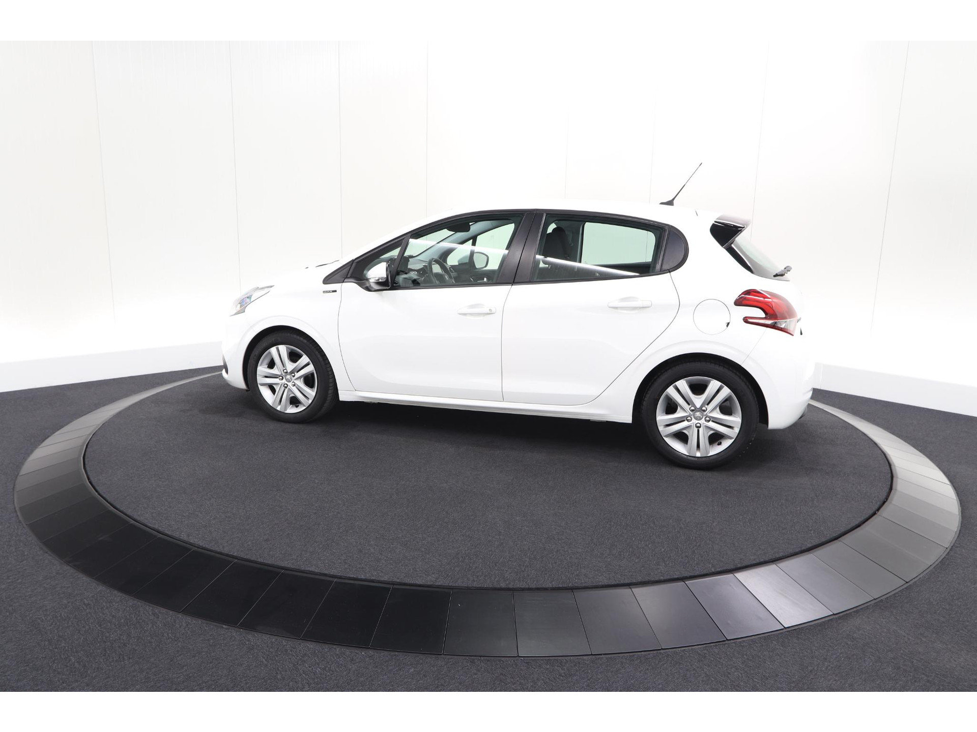 Peugeot 208 PureTech 82 Signature | Parkeersensoren | Apple Carplay | Pack Connect | Armsteun