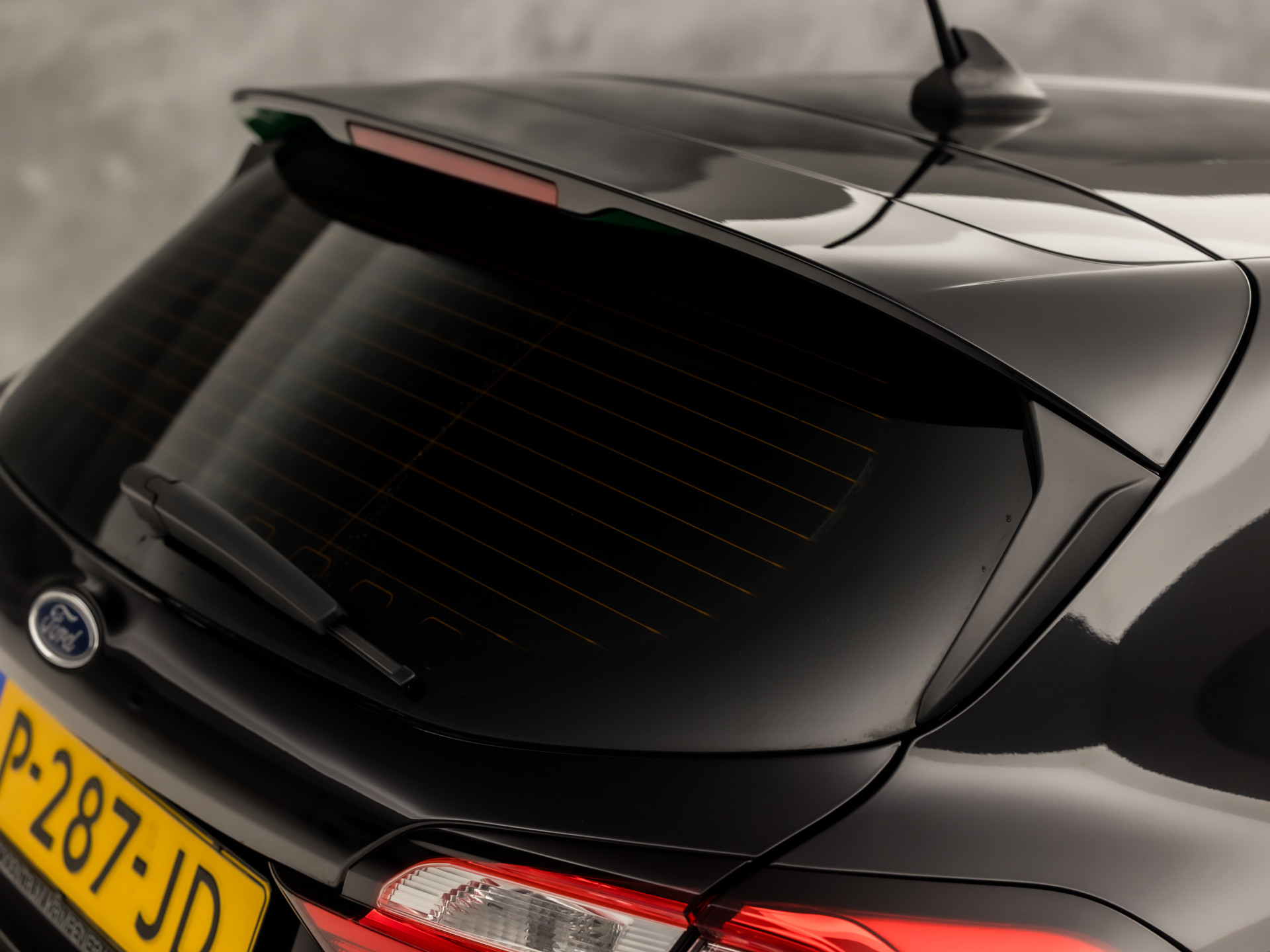Ford Fiesta 1.0 EcoBoost Hybrid Titanium Sport (APPLE CARPLAY, GROOT NAVI, CLIMATE, GETINT GLAS, PARKEERSENSOREN, SPORTSTOELEN, LM VELGEN, CRUISE, NIEUWSTAAT)