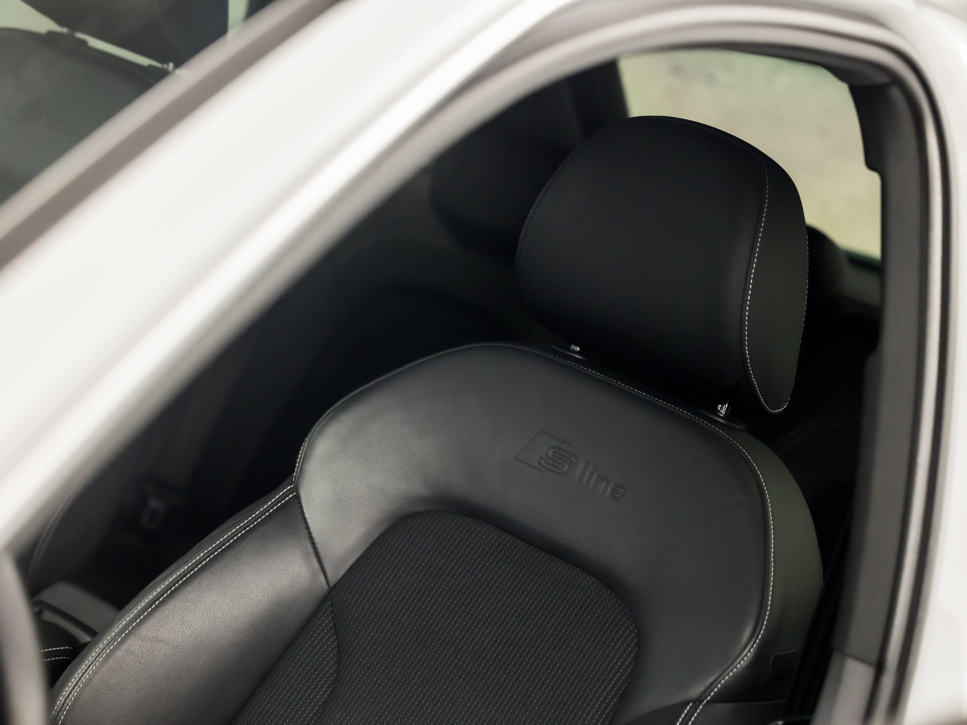Audi Q3 1.4 TFSI S-Line Sport 150Pk Automaat (2X S-LINE, NAVIGATIE, LEDER, STOELVERWARMING, SPORTSTOELEN, GETINT GLAS, TREKHAAK, NIEUWE APK, NIEUWSTAAT)