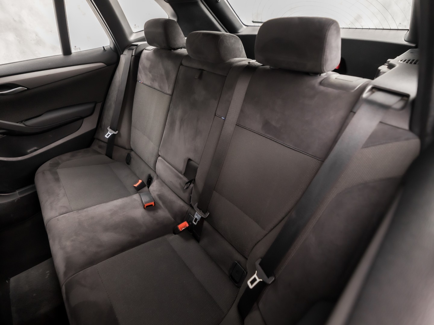 BMW X1 sDrive20i M Sport 184Pk Automaat (GROOT NAVI, CLIMATE, ALCANTARA, TREKHAAK, SPORTSTOELEN, XENON, ZWART HEMEL, PARKEERSENSOREN, NIEUWSTAAT)