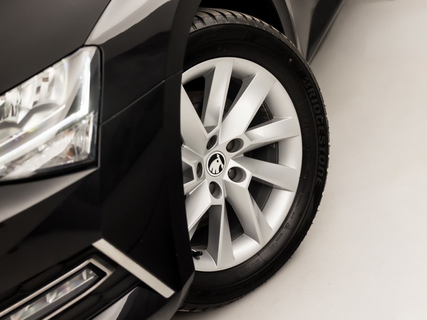 Škoda Superb Combi 1.4 TSI iV Sport 218Pk Automaat (VIRTUAL COCKPIT, APPLE CARPLAY, GROOT NAVI, MEMORY SEAT, LEDER/ALCANTARA, CAMERA, STOELVERWARMING, ADAPTIVE CRUISE, ELEK ACHTERKLEP, NIEUWSTAAT)