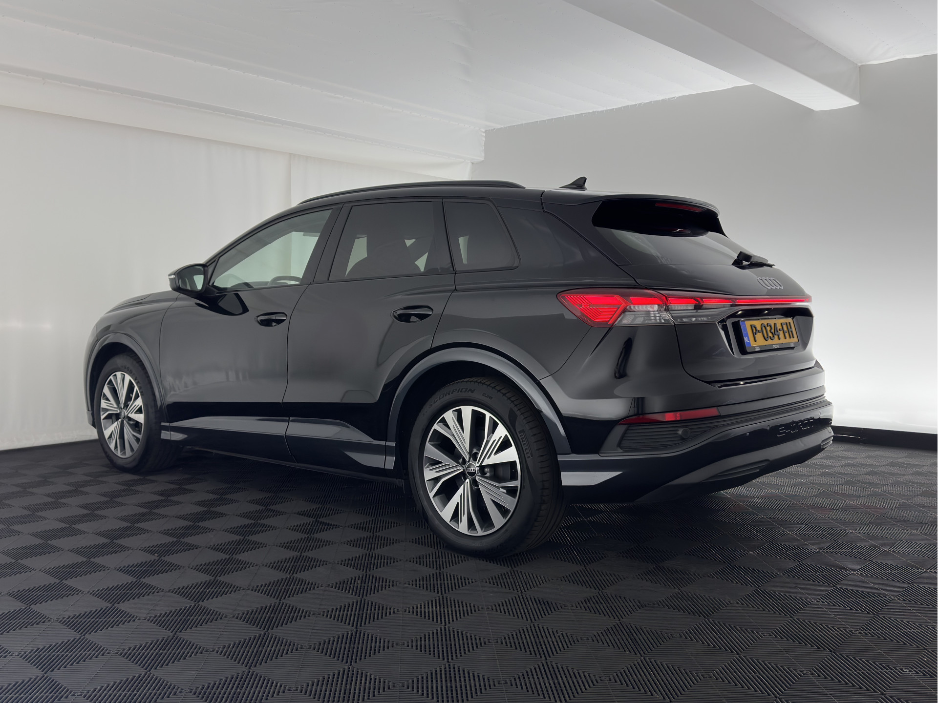 Audi Q4 e-tron 40 Launch edition Advanced Plus 77 kWh [3-Fase] {SOH-93%} (INCL-BTW) *HEATPUMP | ADAPT-CRUISE | MATRIX-LED | NAVI-FULLMAP | KEYLESS | CAMERA | DIGI-COCKPIT | DAB | AMBIENT-LIGHT | HEATED-SPORTSEATS | SHIFT-PADDLES | PRIVACY-GLASS | 19''ALU*