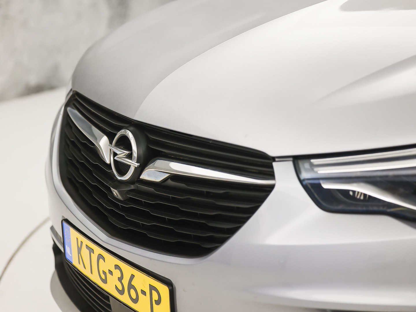 Opel Grandland X 1.2 Turbo Ultimate Sport Automaat (APPLE CARPLAY, MEMORY SEAT, STOELVERWARMING/KOELING, 360 CAMERA, STUURWIEL VERWARMD, KEYLESS, GETINT GLAS, NIEUWSTAAT)