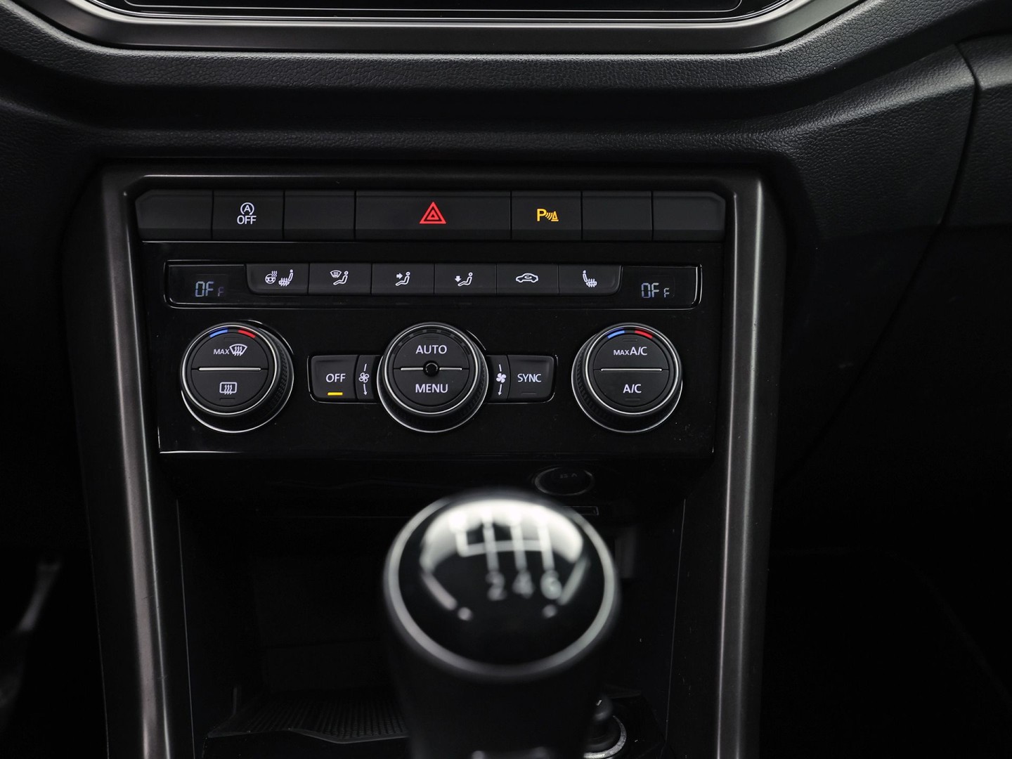 Volkswagen T-Roc 1.5 TSI Sport 150Pk (APPLE CARPLAY, GROOT NAVI, STUUR/STOELVERWARMING, CAMERA, SPORTSTOELEN, ADAPTIVE CRUISE, CLIMATE, NIEUWE APK, NIEUWSTAAT)