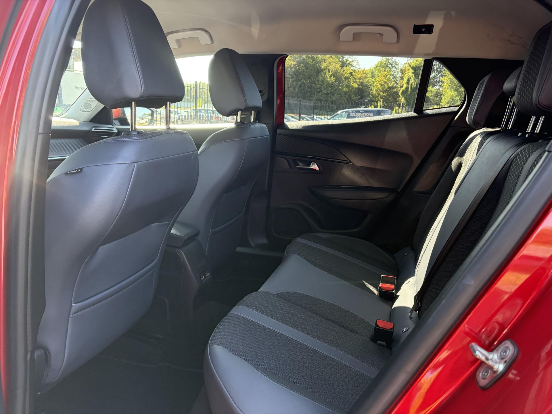 Peugeot 2008 1.2 PureTech Allure ✓Recent beurt gehad✓D-riem vv in 06-2025✓360° Camera✓Draadloze telefoonlader✓Carplay✓Keyless✓Automaat✓Trekhaak✓Halfleder✓Navi✓Clima✓Cruise✓131pk✓Lm velgen✓2e Eigenaar✓Pdc V+A✓Rijstrooksensor✓N.A.P✓Apk tot 04-2028