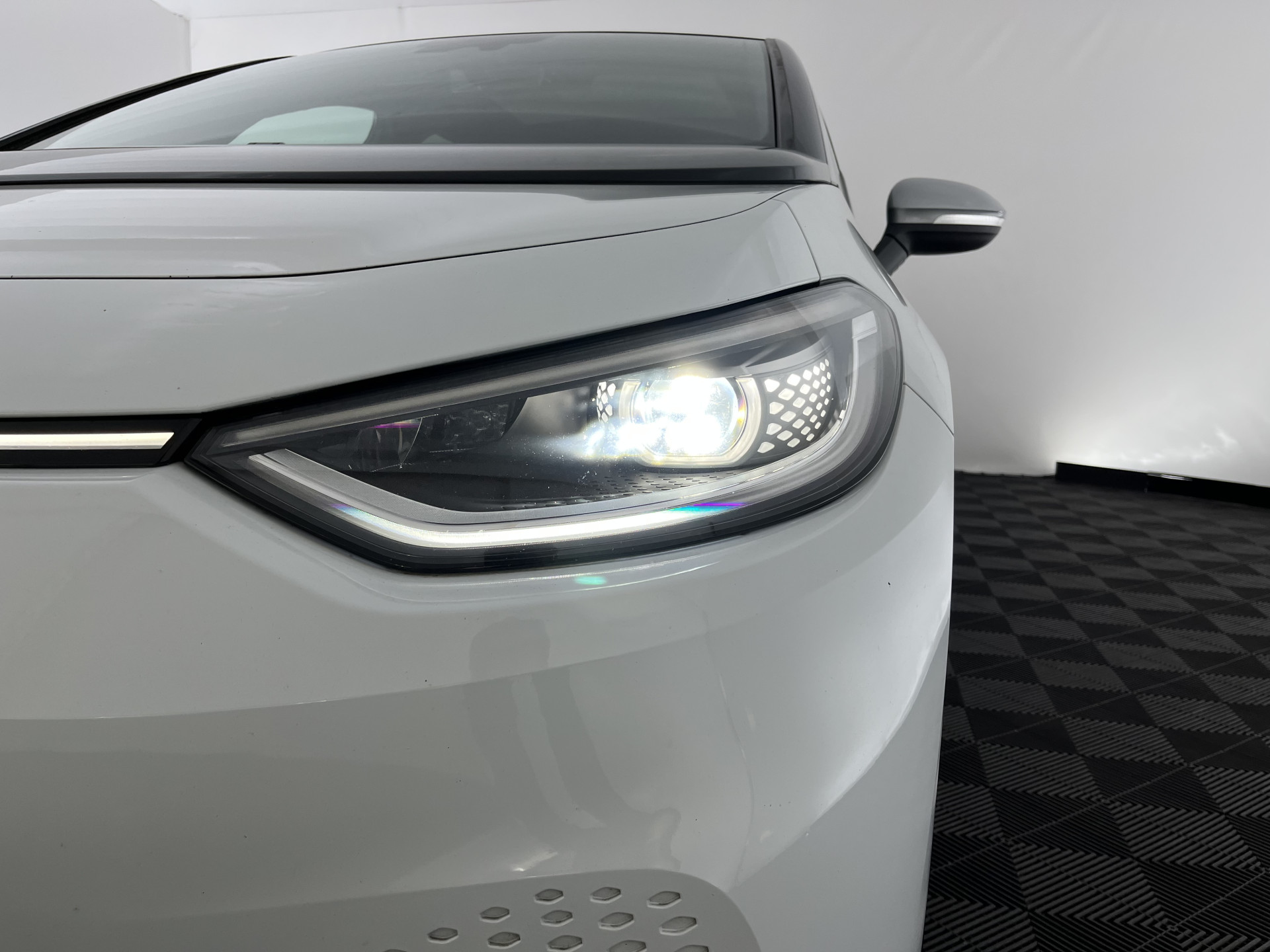 Volkswagen ID.3 First Max 58 kWh [ 3-Fase-11kW ] {SOH-89%} (INCL-BTW) *HEATPUMP | PANO | HEAD-UP | ADAPTIVE-CRUISE | IQ-LIGHTS | BLINDSPOT | CAMERA | KEYLESS | MICROFIBRE | AMBIENTLIGHT | NAVI-FULLMAP | DAB+ | ECC | HEATED-SPORTSEATS | DIGI-COCKPIT |