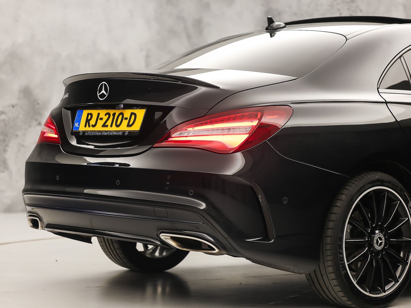 Mercedes-Benz CLA-Klasse 180 AMG Sport Automaat (PANORAMADAK, GROOT NAVI, BRUIN LEDER, CAMERA, STOELVERWARMING, SPORTSTOELEN, GETINT GLAS, DIAMOND GRILL, NIEUWE APK, NIEUWSTAAT)