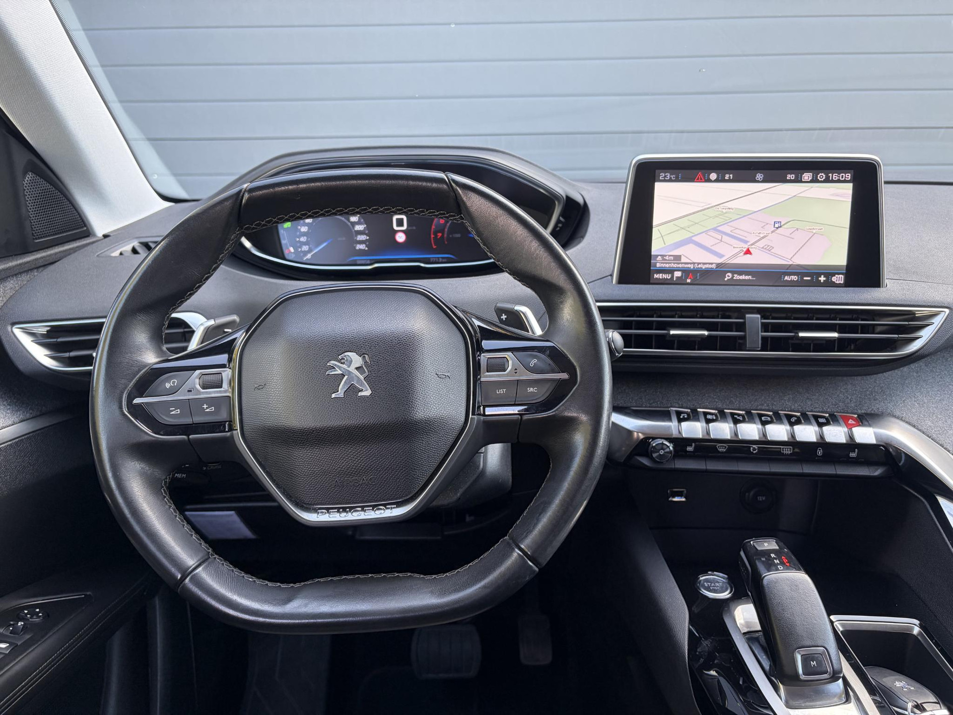 Peugeot 3008 1.2 PureTech Allure ✓1e Eigenaar✓D-riem vv 2024✓360° Camera✓Navi✓Trekhaak✓Carplay✓131pk✓Dealer Onderhouden✓Keyless✓Memory stoelen✓Halfleder✓Pdc V+A✓Stoelverw✓Dodehoeksensor✓17''Lm velgen✓N.A.P✓Apk tot 03-2027