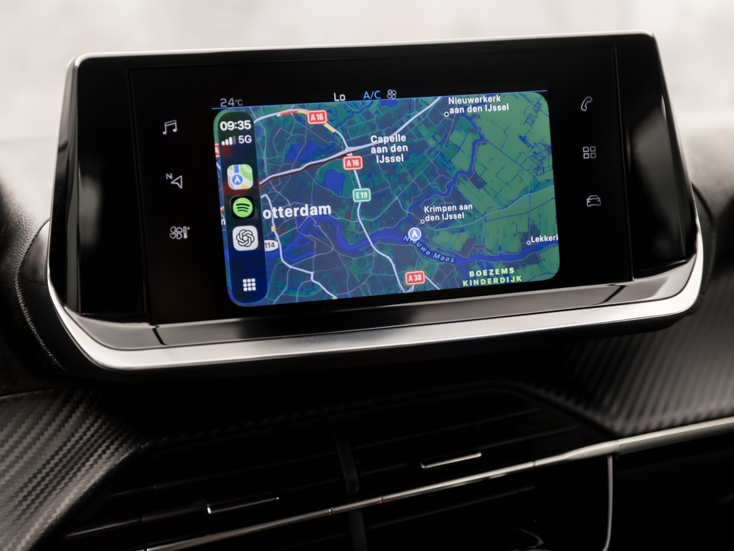 Peugeot 2008 1.2 PureTech Sport 131Pk Automaat (APPLE CARPLAY, GROOT NAVI, LM VELGEN, SPORTSTOELEN, PARKEERSENSOREN, LANE ASSIST, NIEUWSTAAT)