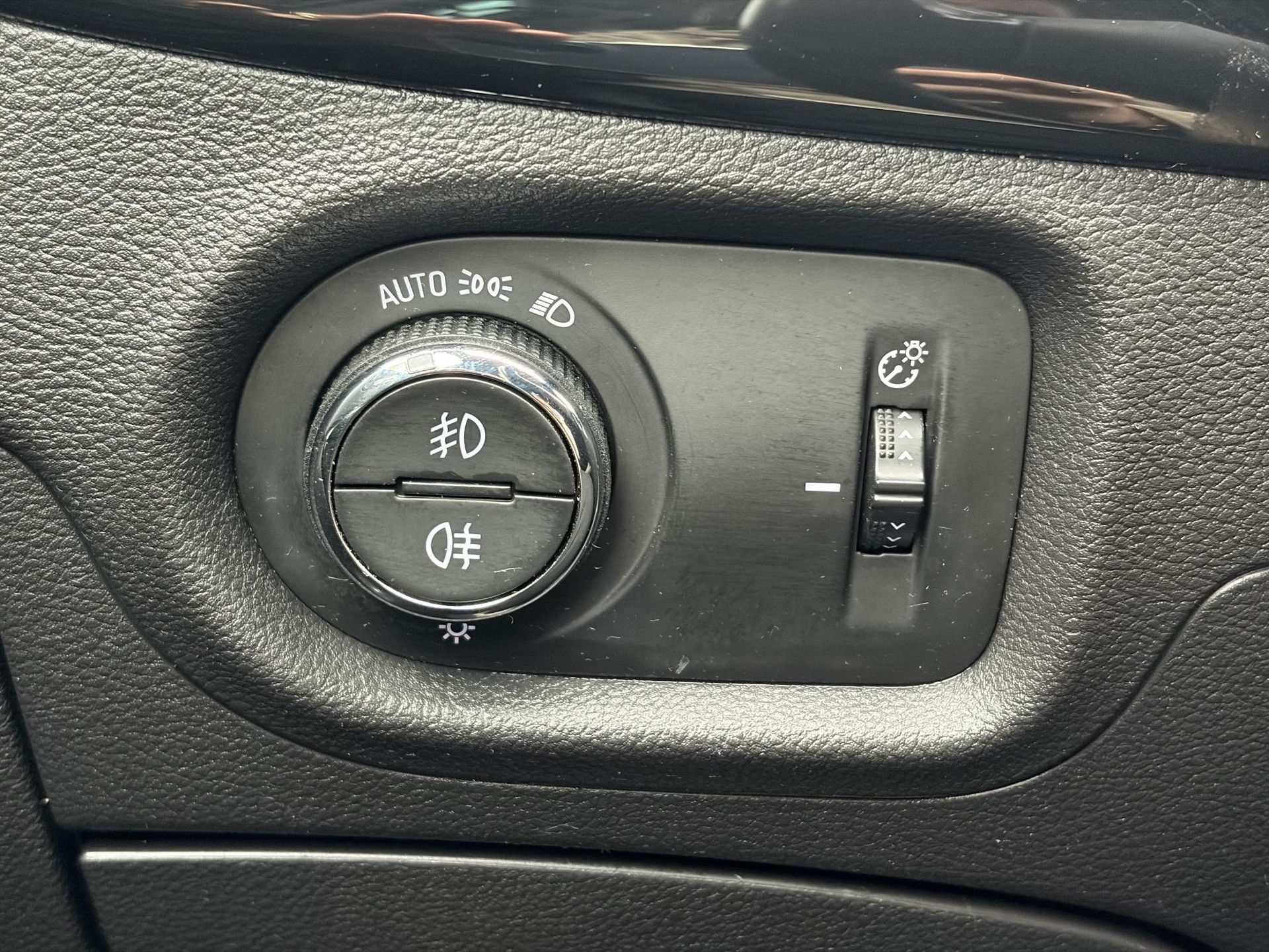 Opel Astra Sports Tourer 1.4 Innovation Dealer Onderhouden l 150pk l Carplay l 2e Eigenaar l Camera l Trekhaak l Keyless l Navi l Halfleder l Pdc V+A l 6 Bak l Clima l Cruise l Rijstrooksensor l Dodehoeksensor l N.A.P l Apk tot 01-2027