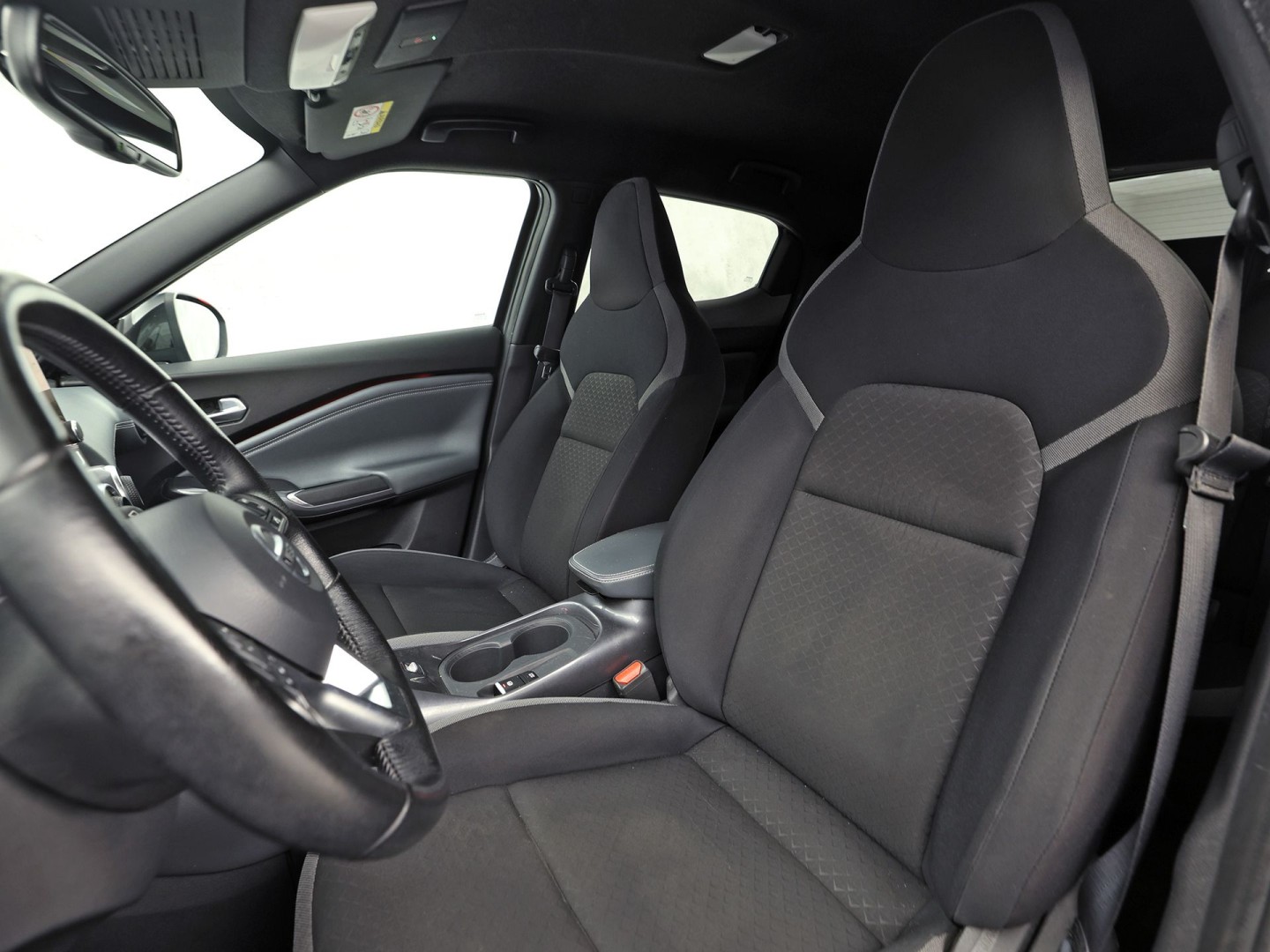 Nissan Juke 1.0 DIG-T N-Connecta (APPLE CARPLAY, GROOT NAVI, CLIMATE, CAMERA, SPORTSTOELEN, GETINT GLAS, KEYLESS START, CRUISE, NIEUWSTAAT)