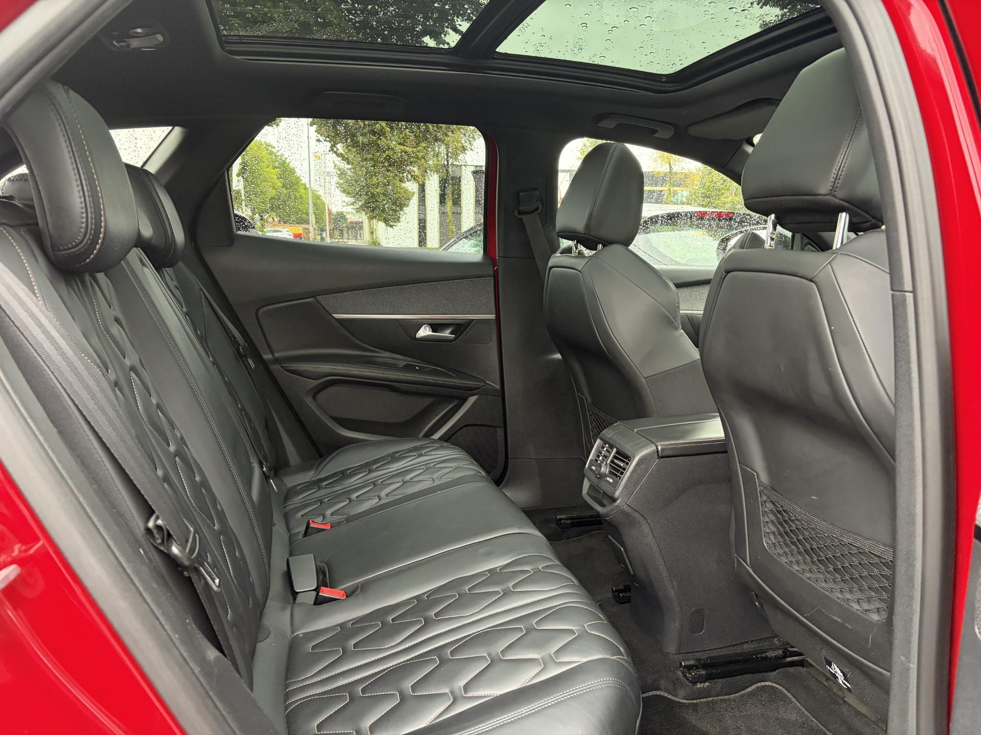 Peugeot 3008 1.2 PureTech GT Line ✓D-riem vv in 2026✓1e Eigenaar✓360 ° Camera✓Pano✓Massage stoel✓Draadloze telefoonlader✓Carplay✓Stoelvw✓Keyless✓Leder✓Navi✓Pdc V+A✓6 Bak✓Dealer Onderhouden✓Rijstrooksensor✓Dodehoeksensor✓19'' Lmv✓N.A.P✓Apk tot 09-2027