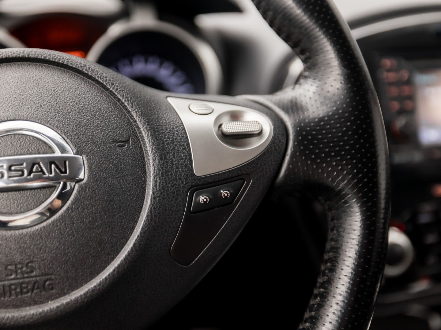 Nissan Juke 1.6 DIG-T Tekna (NAVIGATIE, CLIMATE, CAMERA, GETINT GLAS, KEYLESS, SPORTSTOELEN, LM VELGEN, CRUISE, NIEUWSTAAT)