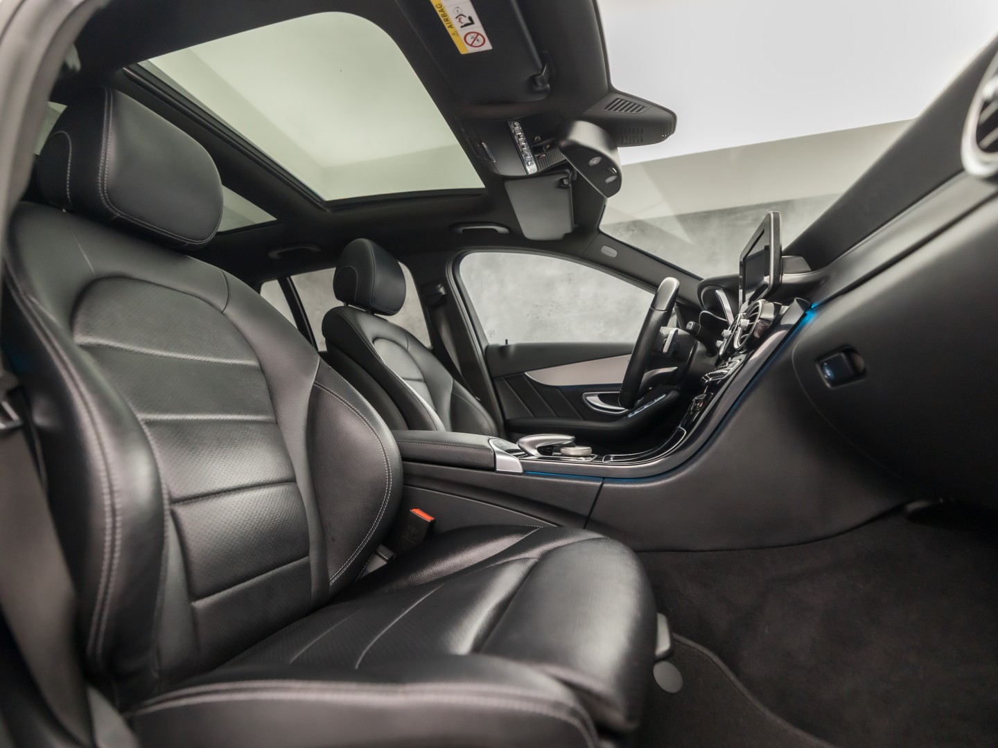 Mercedes-Benz C-Klasse 180 AMG Sport 156Pk Automaat (PANORAMADAK, NAVIGATIE, LEDER, ELEK SPORTSTOELEN, STOELVERWARMING, ELEK ACHTERKLEP, GETINT GLAS, ZWART HEMEL, NIEUWSTAAT)