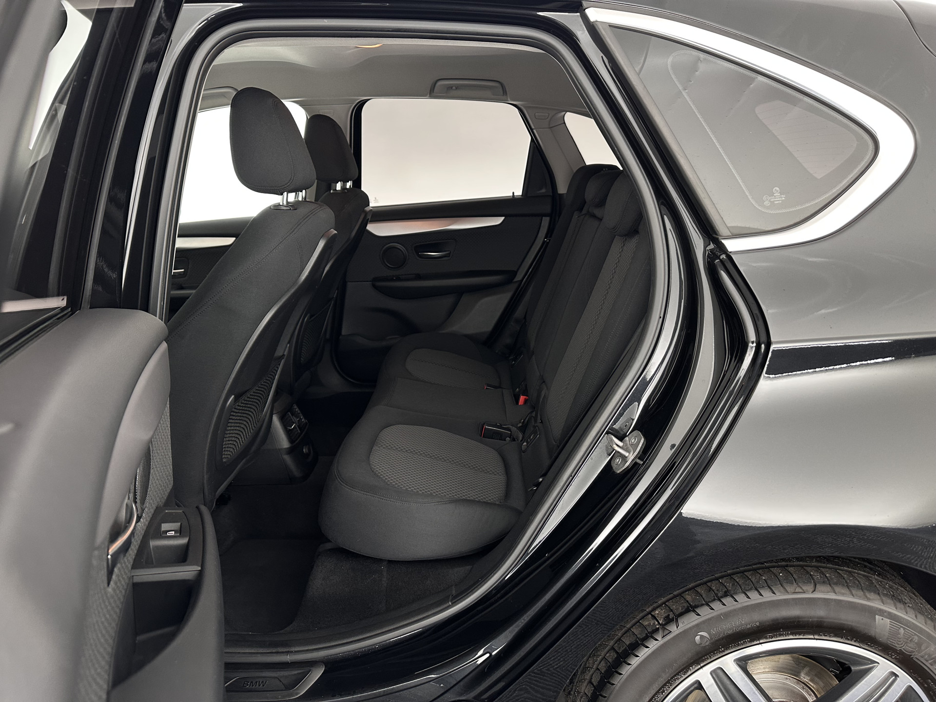 BMW 2-serie Active Tourer 218d Essential *NAVI-FULLMAP | COMFORTSEATS | PRIVACY-GLASS | ECC | PDC | CRUISE | TOWBAR | 17''ALU *