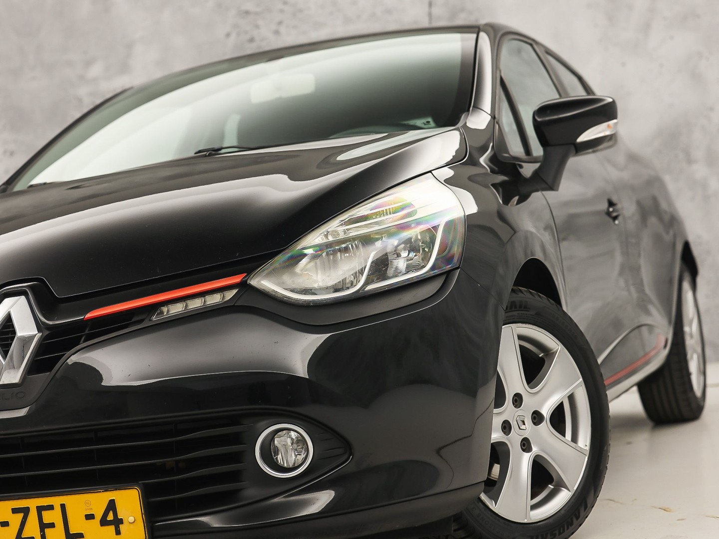 Renault Clio 0.9 TCe Dynamic Sport (NAVIGATIE, CRUISE, LM VELGEN, SPORTSTOELEN, NIEUWE APK, NIEUWSTAAT)