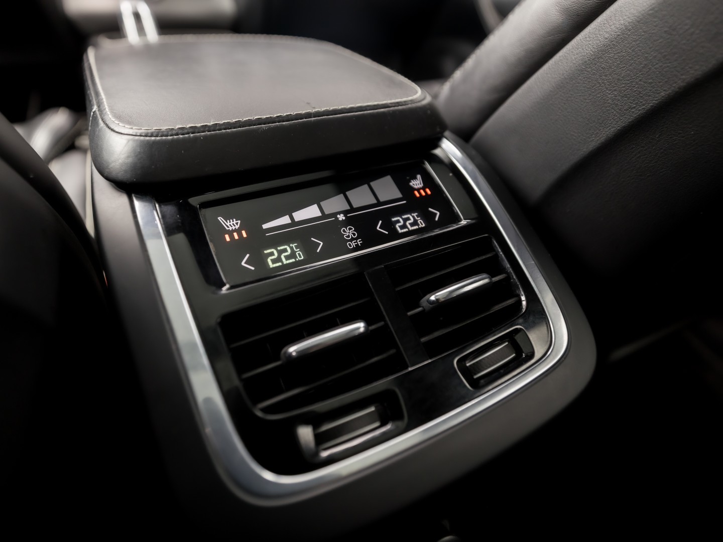 Volvo XC90 2.0 T8 Twin Engine AWD R-Design 7 Persoons 408Pk Automaat (PANORAMADAK, 1e EIGENAAR, LUCHTVERING, APPLE CARPLAY, BOWERS&WILKINS, HEAD-UP DISPLAY, STUUR/STOELVERWARMING, CAMERA, ELEK ACHTERKLEP, NIEUWSTAAT)
