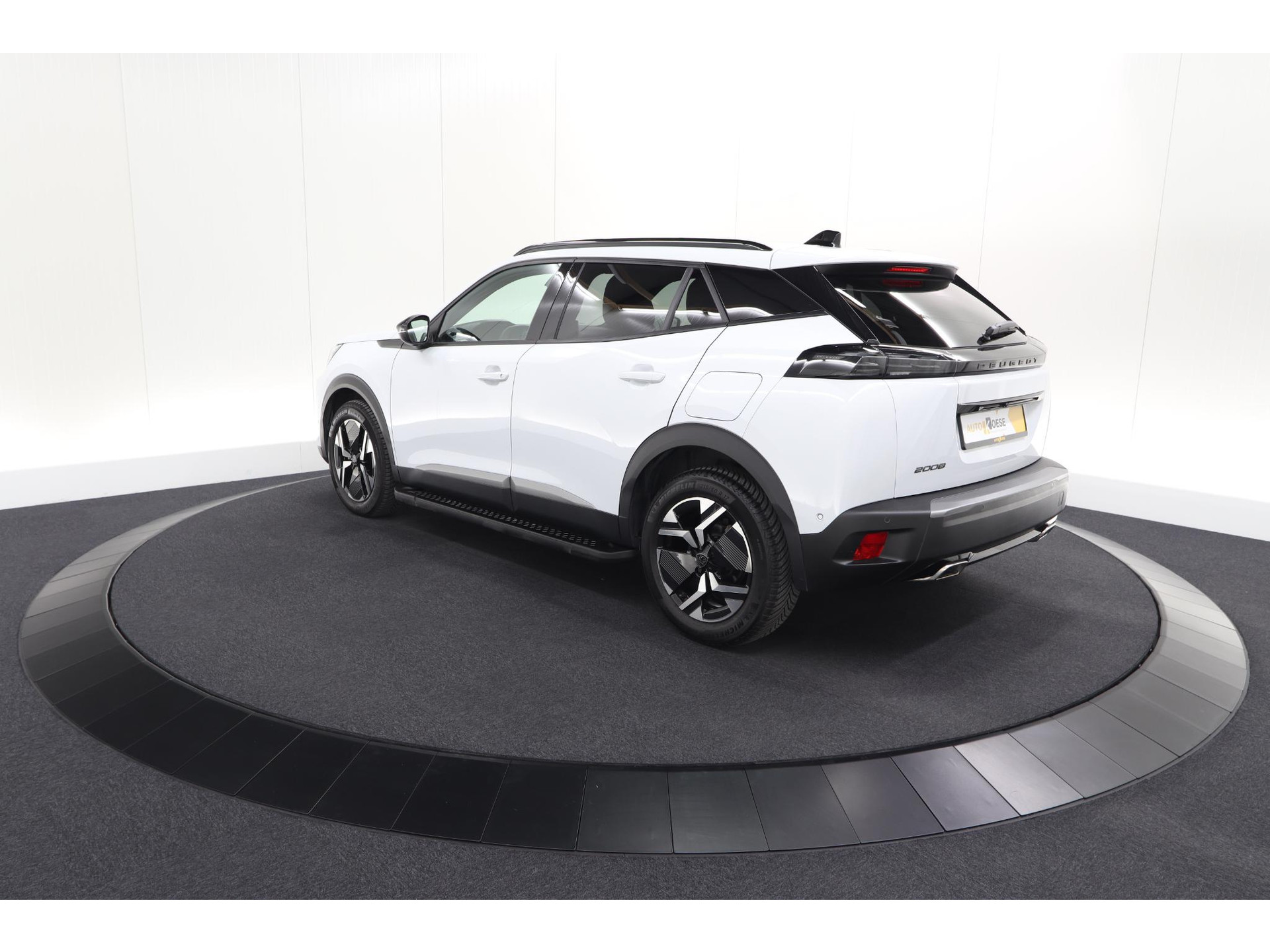 Peugeot 2008 PureTech 130 EAT8 Allure | Allseason banden | 360 Camera | Dodehoekdetectie | Apple Carplay | Stoelverwarming