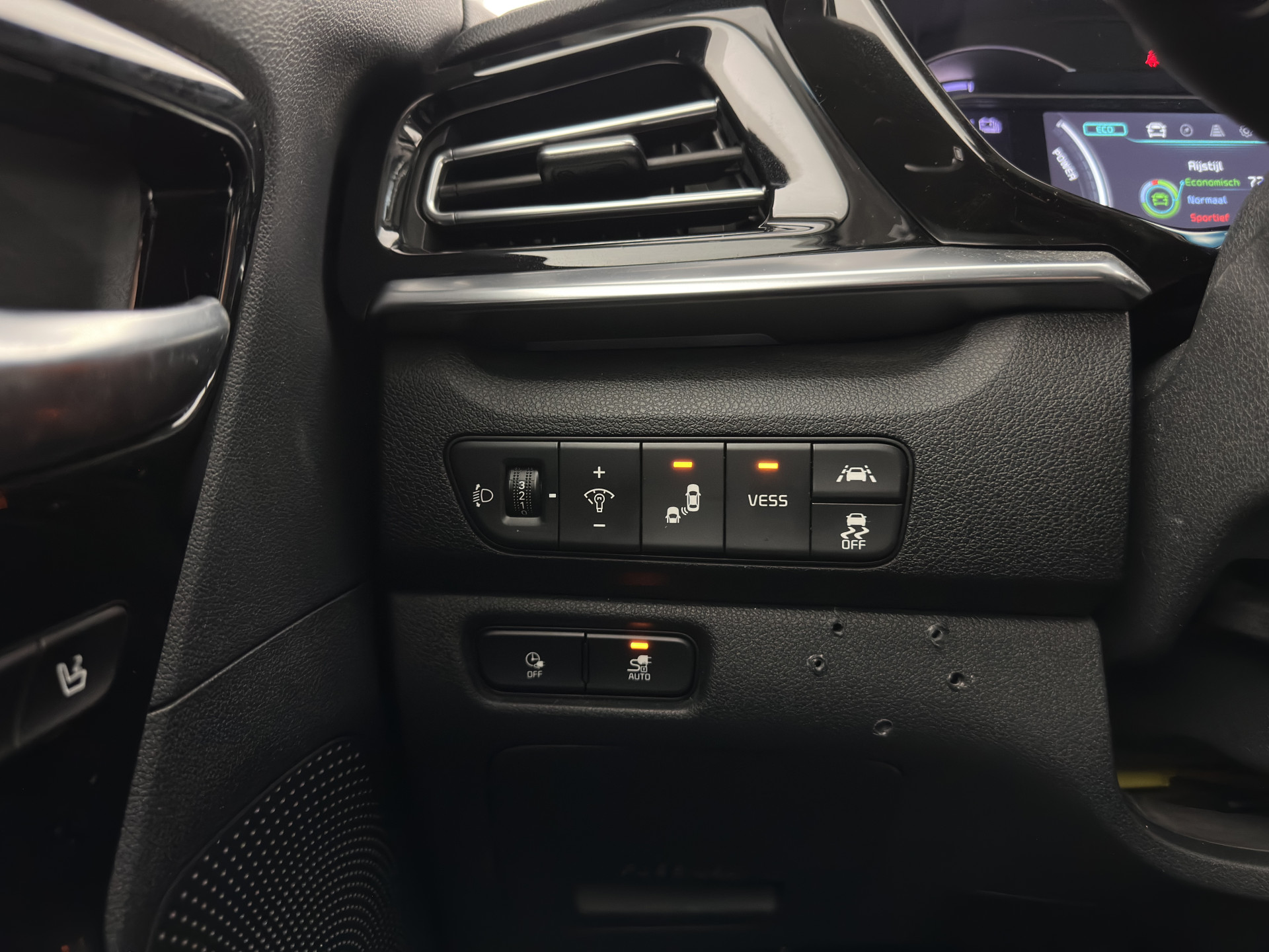 Kia e-Niro ExecutiveLine 64 kWh (3-Fase) {SOH-100%) (INCL-BTW)  Aut *HEATPUMP | LEATHER | FULL-LED | NAVI-FULLMAP | ADAPTIVE-CRUISE | CAMERA | MEMORY-PACK | LANE-ASSIST | KEYLESS | DIGI-COCKPIT | PRIVACY-GLASS | AMBIENT-LIGHT | 17"ALU*