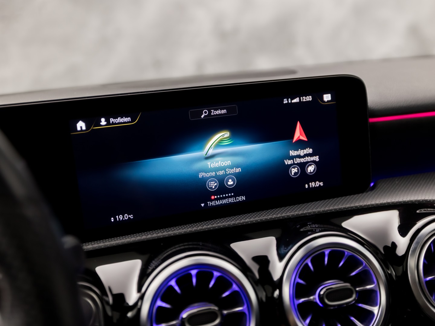 Mercedes-Benz A-Klasse 250 e AMG Sport 218Pk Automaat (PANORAMADAK, GROOT NAVI, SFEERVERLICHTING, CAMERA, GETINT GLAS, SPORTSTOELEN, LEDER/ALCANTARA, STOELVERWARMING, NIEUWSTAAT)