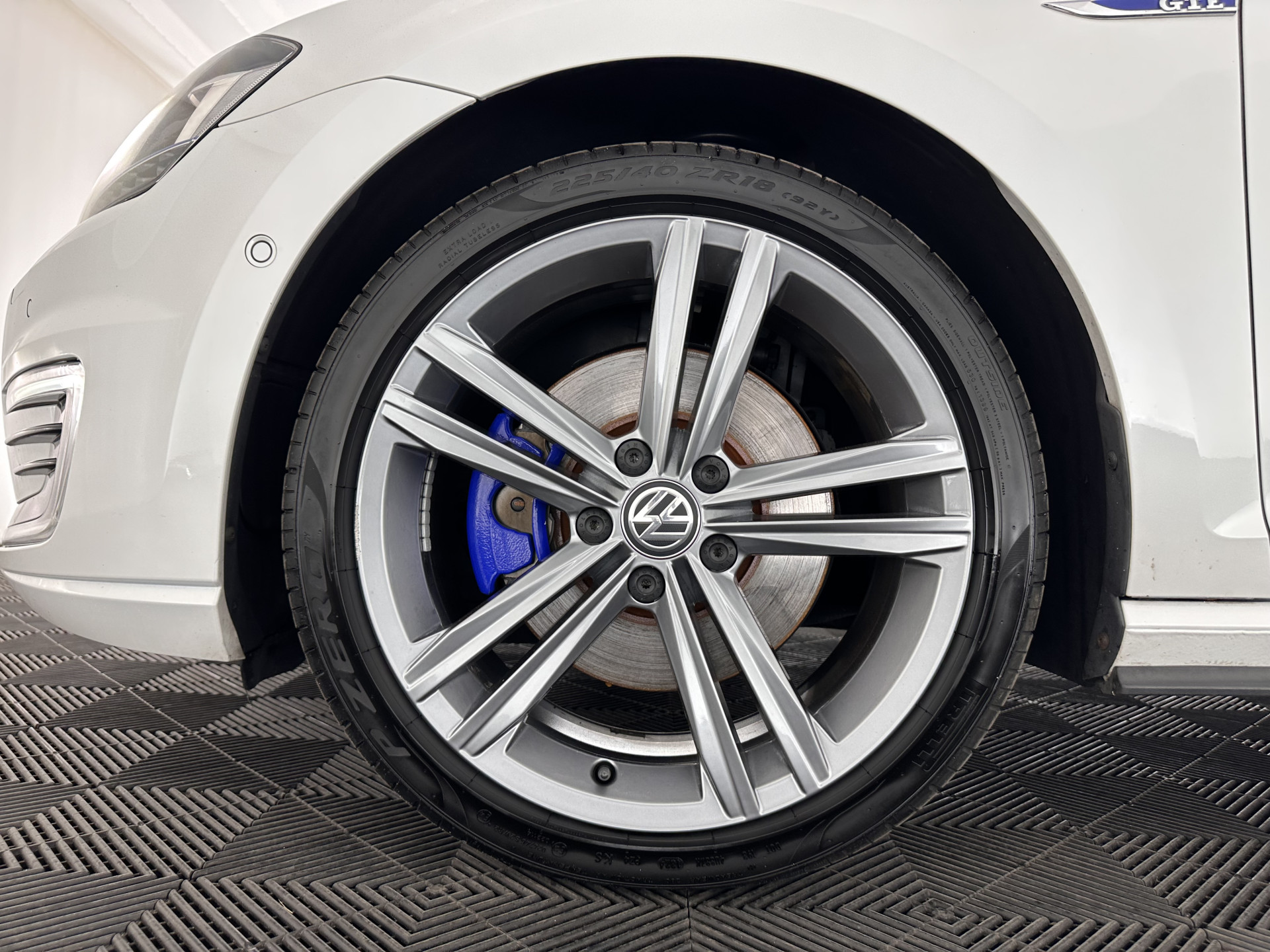 Volkswagen Golf 1.4 TSI GTE Executive-Plus-Pack Aut. *PANO | FULL-LED | LEATHER | LANE-ASSIST | BLIND-SPOT | ADAPTIVE-CRUISE | CAMERA | DAB | NAVI-FULLMAP | ECC | SHIFT-PADDLES | PDC | HEATED-SPORTSEATS | PRIVACY-GLASS | 18"ALU*