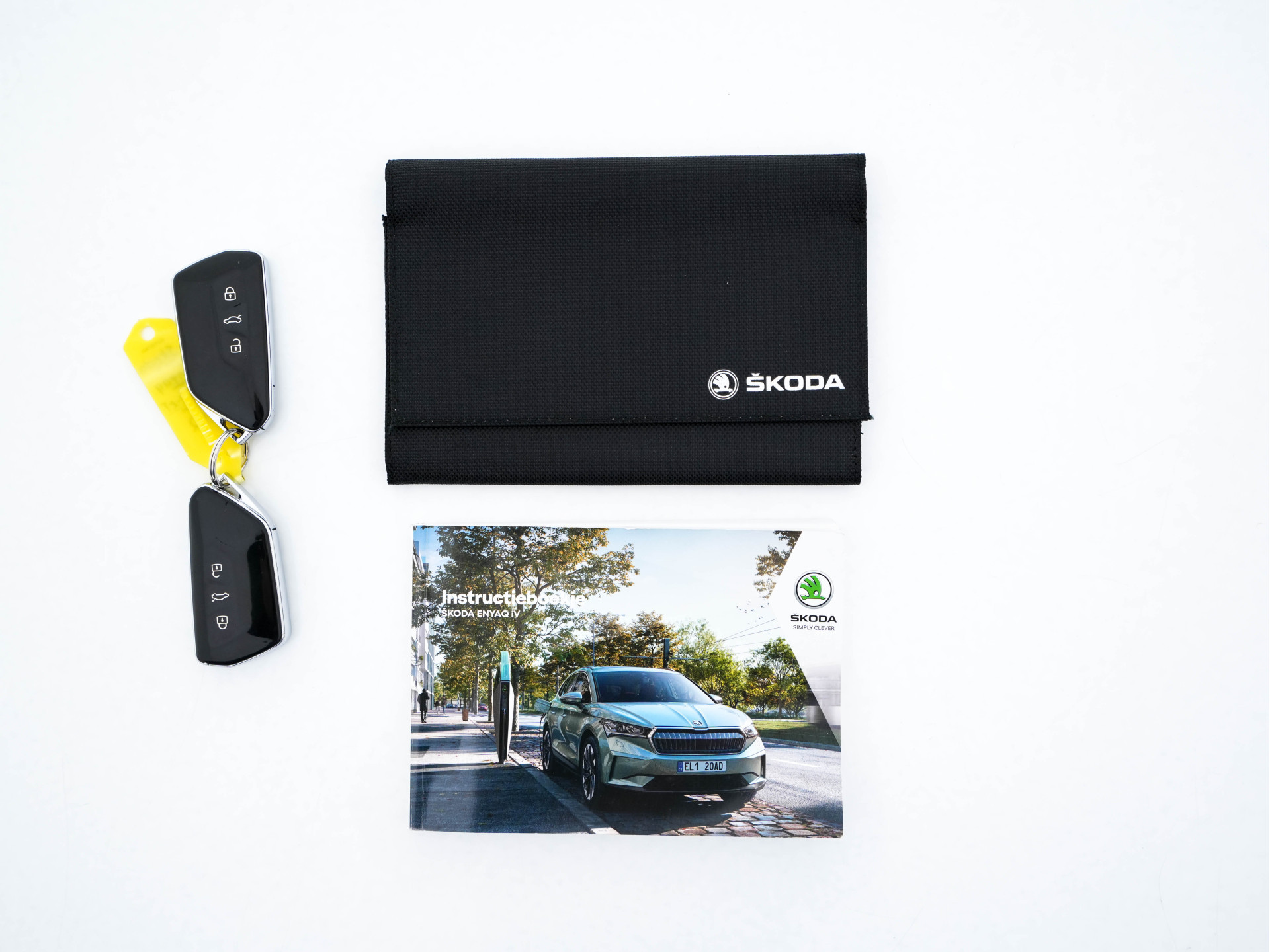 ŠKODA Enyaq iV 80 [ 3-Fase ] {SOH-88% } (INCL-BTW) *LEATHER-FABRIC | FULL-LED | DIGI-COCKPIT | CAMERA | KEYLESS | NAVI-FULLMAP | AMBIENT-LIGHT | ECC | HEATED-COMFORTSEATS | DAB+ | PDC | CRUISE | CARPLAY | TOWBAR | 19"ALU*