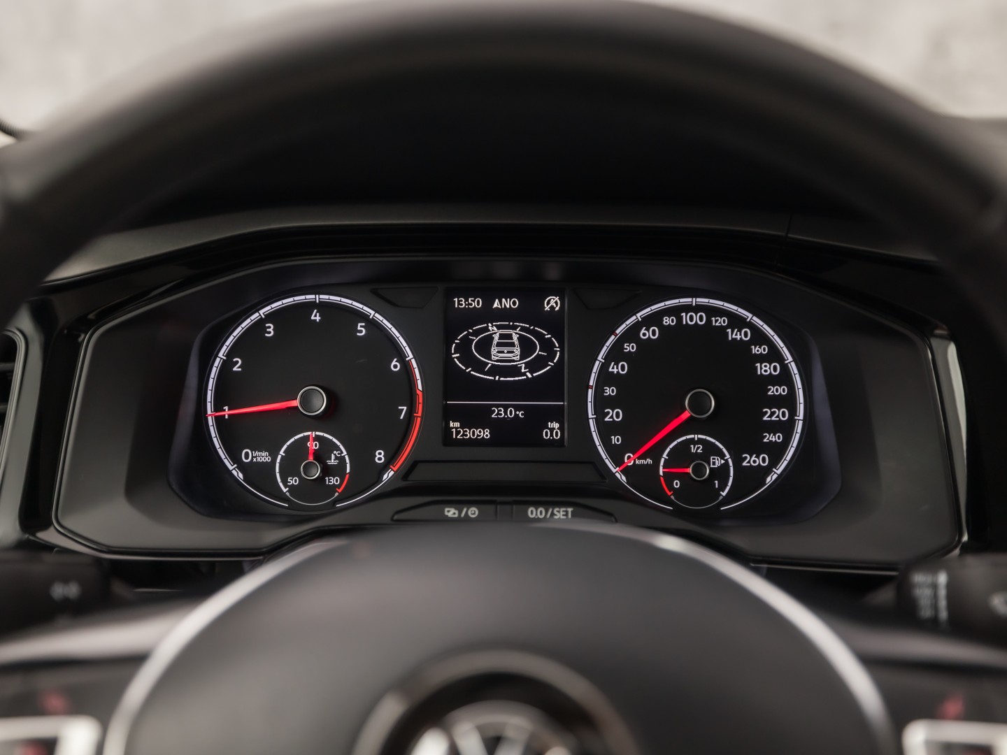 Volkswagen Polo 1.0 TSI Sportline (APPLE CARPLAY, GROOT NAVI, GETINT GLAS, LM VELGEN, SPORTSTOELEN, ADAPTIVE CRUISE, NIEUWSTAAT)
