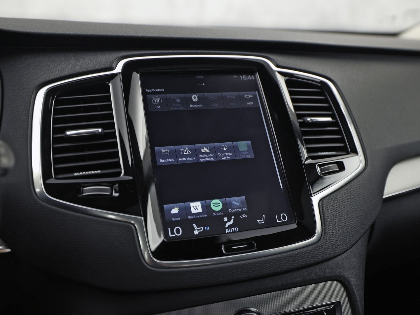 Volvo XC90 2.0 T8 Twin Engine AWD Inscription Automaat 407Pk (PANORAMADAK, APPLE CARPLAY, MEMORY SEATS, STOELVERWARMING/KOELING, CAMERA, GETINT GLAS, LEDER, TREKHAAK, NIEUWE APK)