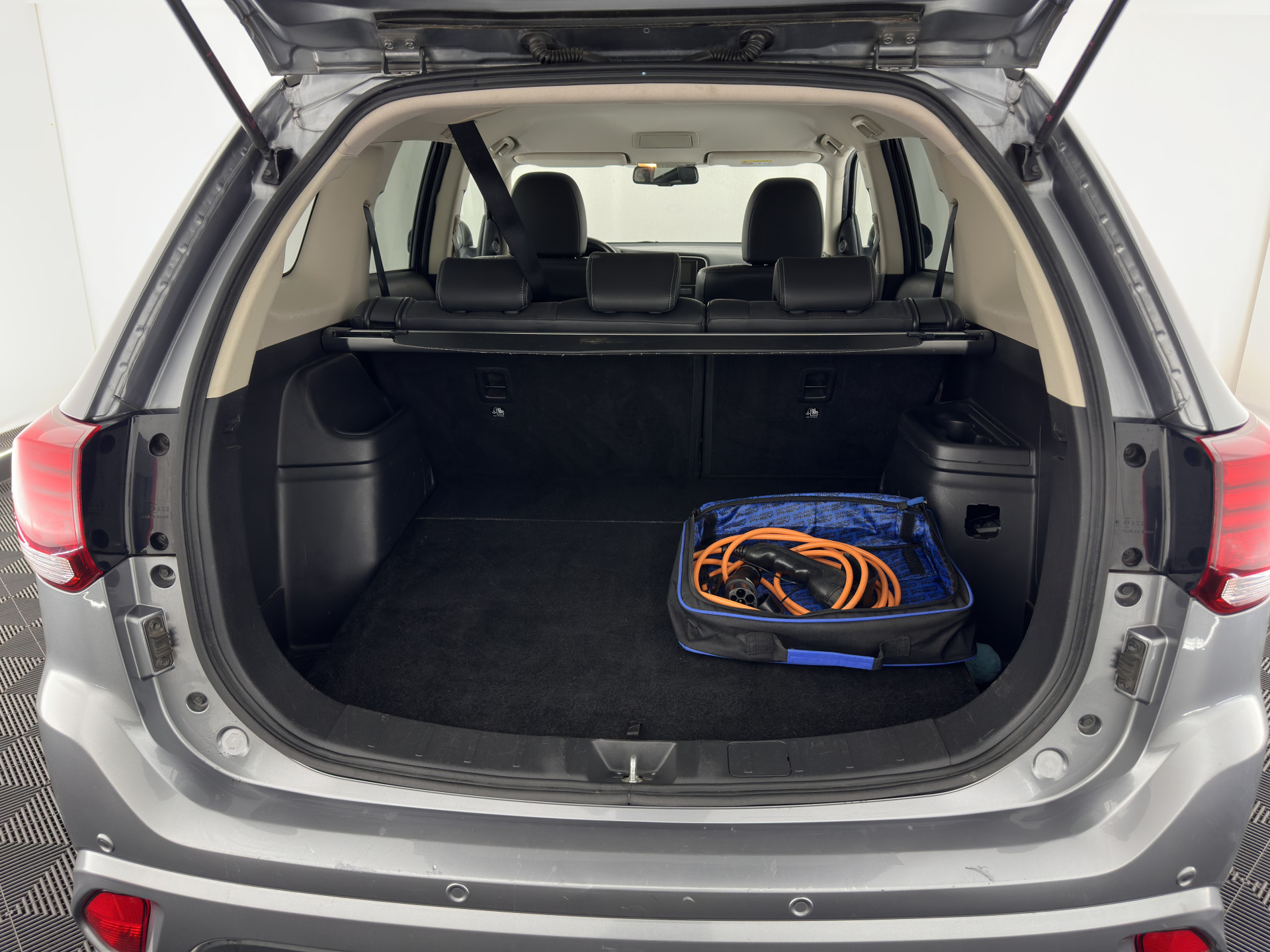 Mitsubishi Outlander 2.0 PHEV (Plug-In) Pure (INCL-BTW) Aut. *LEATHER-MICROFIBRE | COMFORTSEATS | CARPLAY | CAMERA | DAB+ | KEYLESS | PRIVACY-GLASS | SHIFT-PADDLES | TOWBAR | 16''ALU*