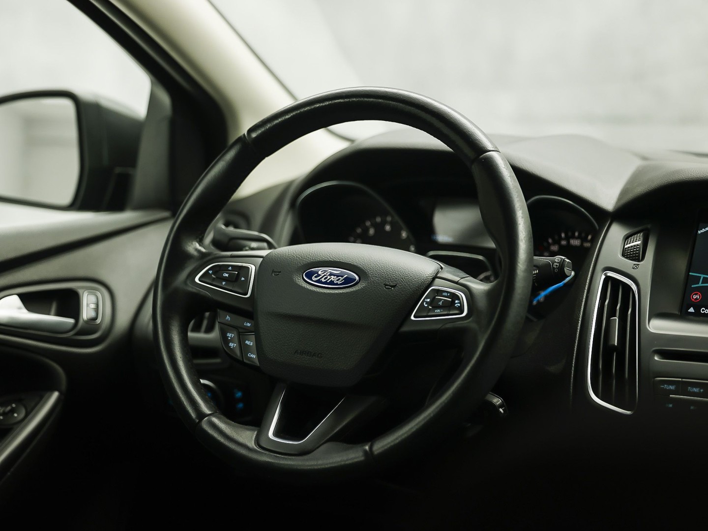 Ford Focus Wagon 1.0 Sport (APPLE CARPLAY, GROOT NAVI, CAMERA, CLIMATE, SPORTSTOELEN, TREKHAAK, CRUISE, NIEUWSTAAT)