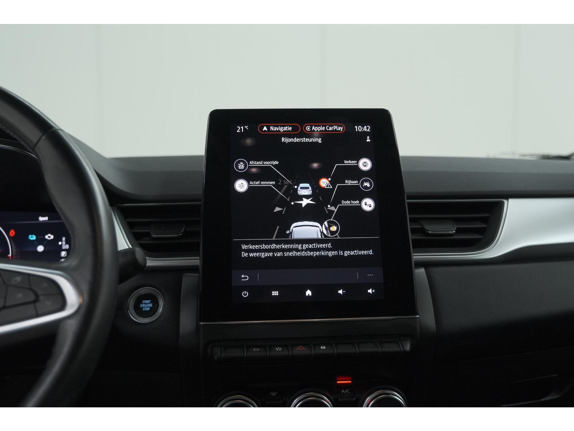 Renault Captur 1.6 E-Tech Plug-in Hybrid 160 Intens | Trekhaak | Camera | Adaptieve Cruise Control | Dodehoekdetectie
