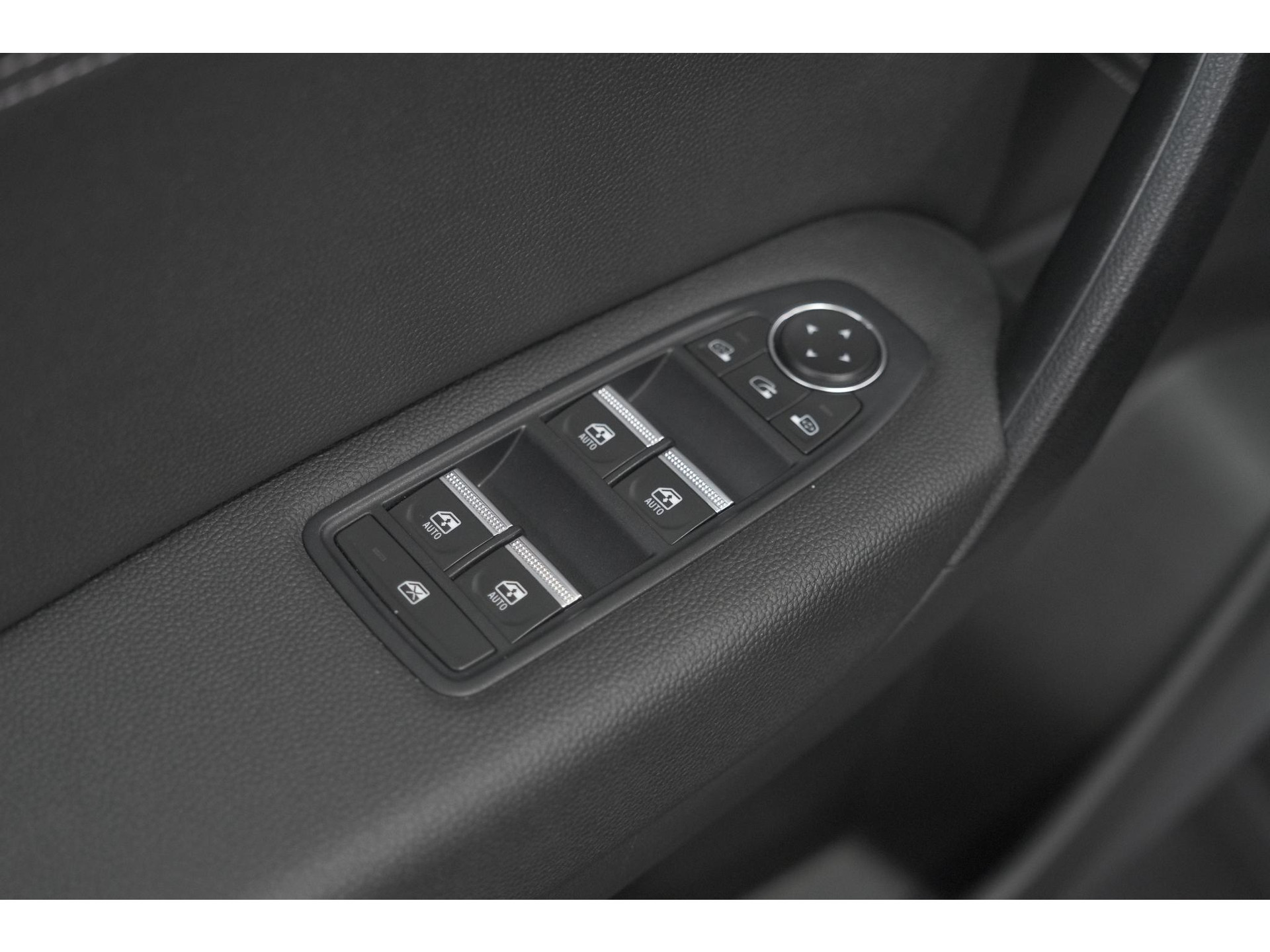 Renault Captur Mild Hybrid 140 EDC Techno | 360 Camera | Groot scherm | Stoelverwarming | Parkeersensoren | Allseason banden