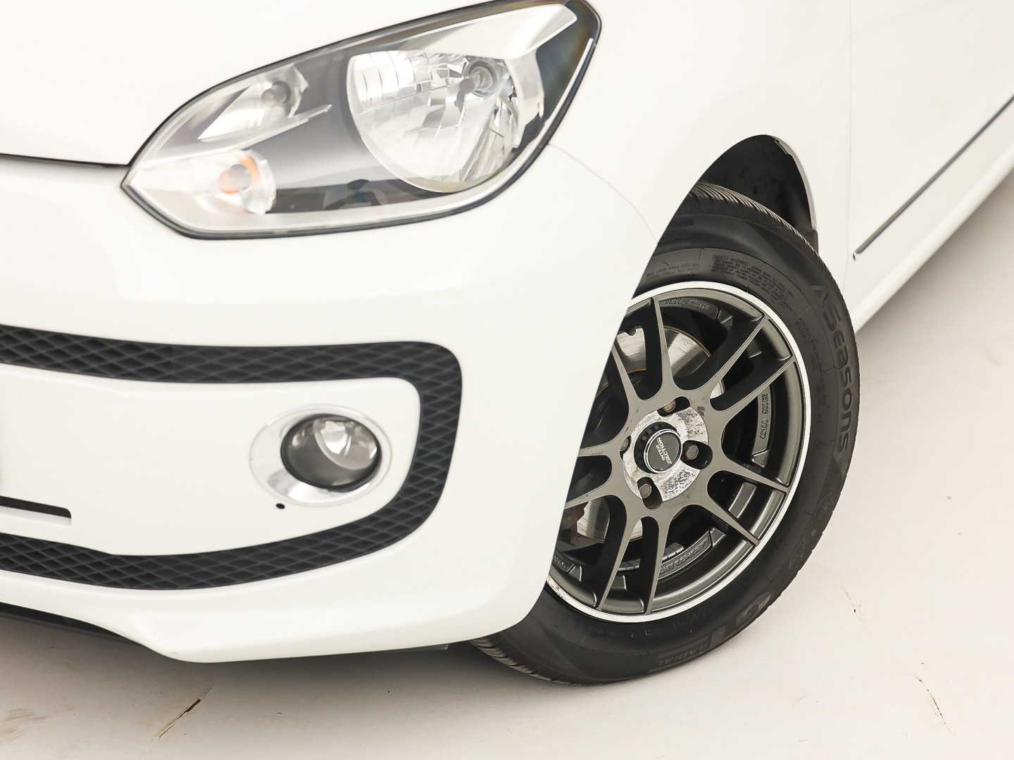 Volkswagen up! 1.0 high up! (NAVIGATIE, 5 DEURS, GETINT GLAS, LM VELGEN, SPORTSTOELEN, PARKEERSENSOREN, ELEK RAMEN, NIEUWSTAAT)