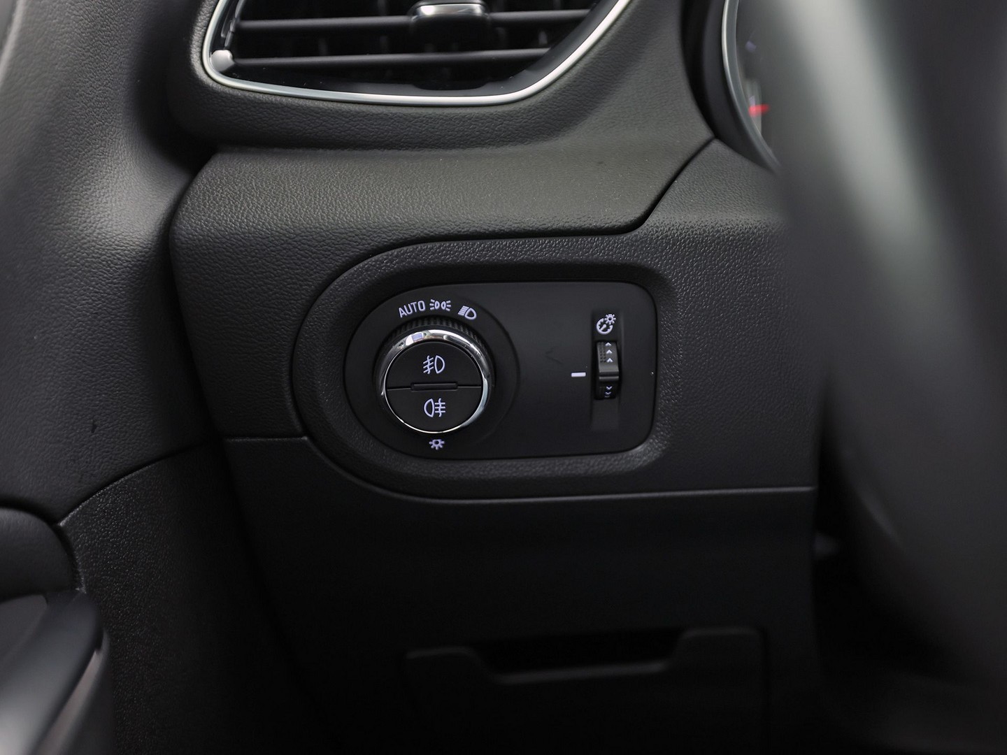 Opel Grandland X 1.2 Turbo Innovation (MEMORY SEAT, NAP, STOELVERWARMING/KOELING, APPLE CARPLAY, KEYLESS, GETINT GLAS, LANE ASSIST, STUURWIEL VERWARMD, NIEUWE APK, NIEUWSTAAT)