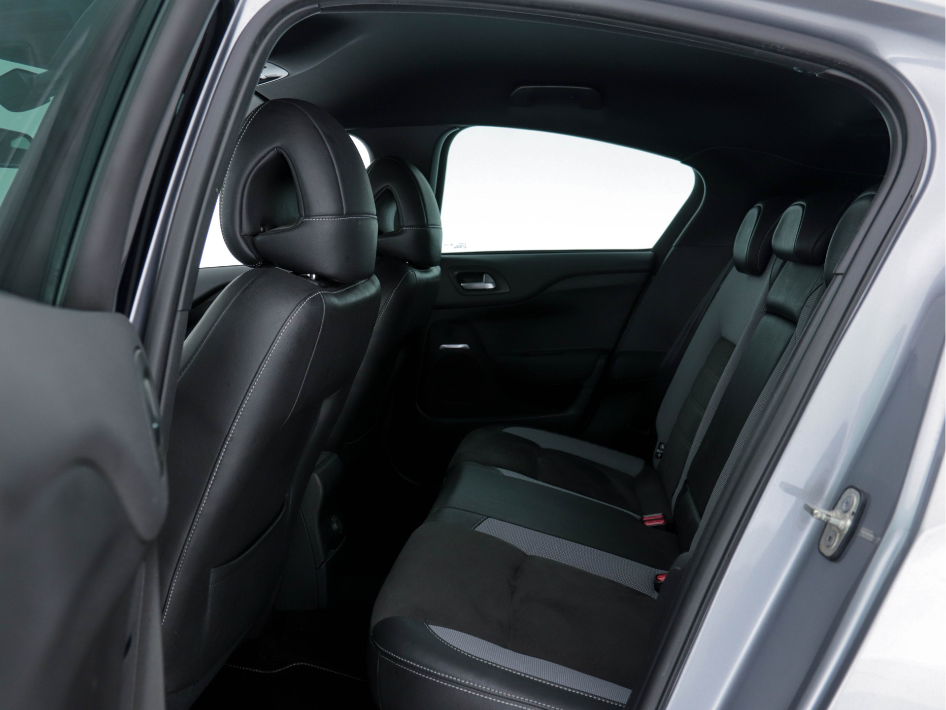 DS 4 Crossback 1.6 BlueHDi Business-Pack Aut. *NAVI-FULLMAP | FULL-LED | LEATHER-MICROFIBRE | DAB+ | ECC | PDC | CRUISE | KEYLESS | PRIVACY-GLASS | SPORT-SEATS | TOWBAR | 16"ALU*