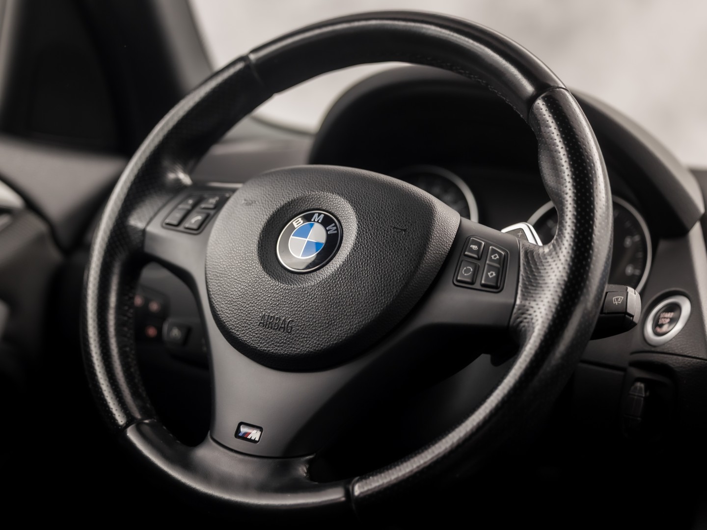 BMW X1 sDrive20i M Sport 184Pk Automaat (GROOT NAVI, CLIMATE, ALCANTARA, TREKHAAK, SPORTSTOELEN, XENON, ZWART HEMEL, PARKEERSENSOREN, NIEUWSTAAT)