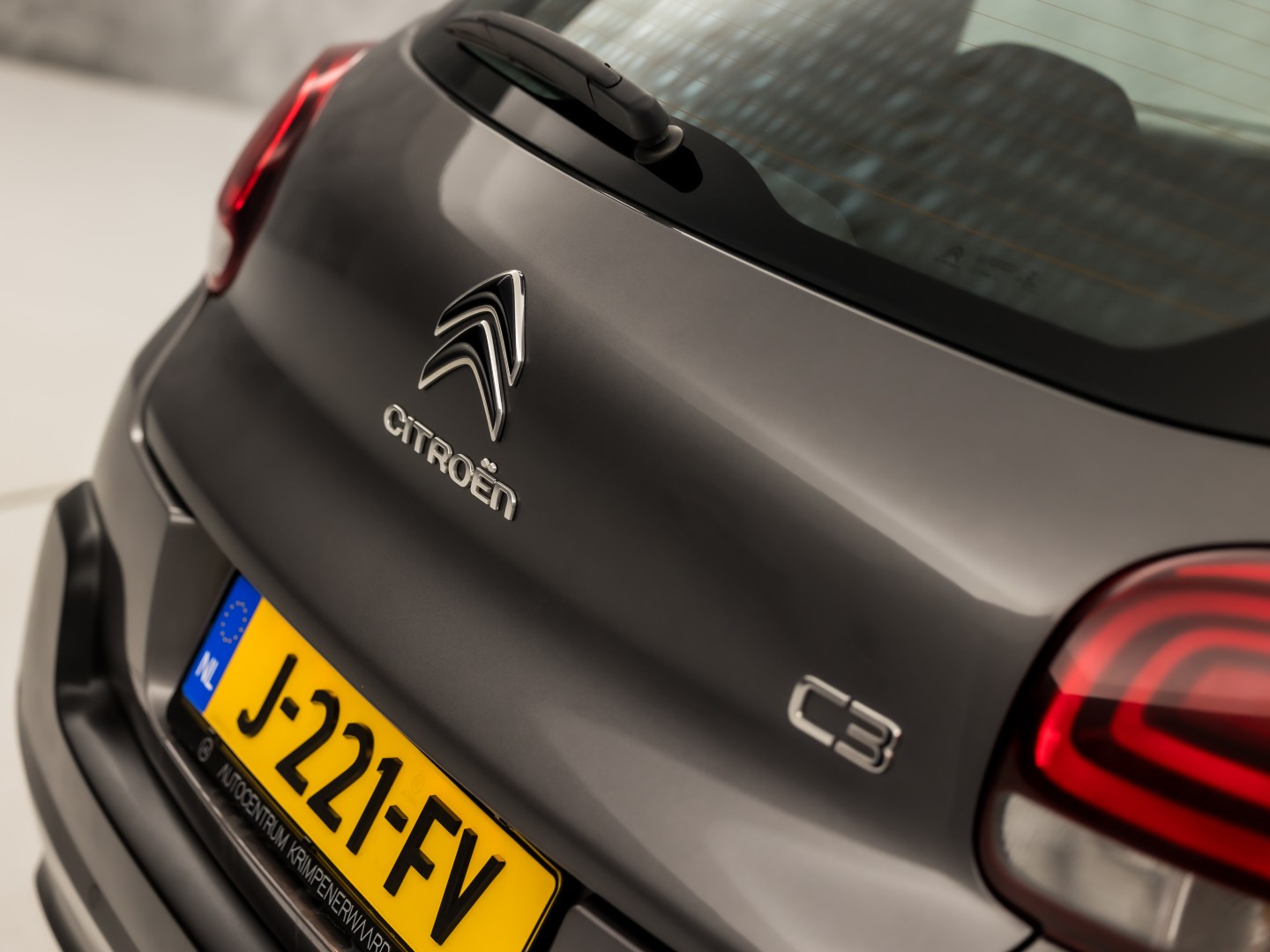 Citroën C3 1.2 PureTech S&S Sport Automaat (APPLE CARPLAY, GROOT NAVI, CAMERA, SPORTSTOELEN, PARKEERSENSOREN, LM VELGEN, CRUISE, NIEUWSTAAT)