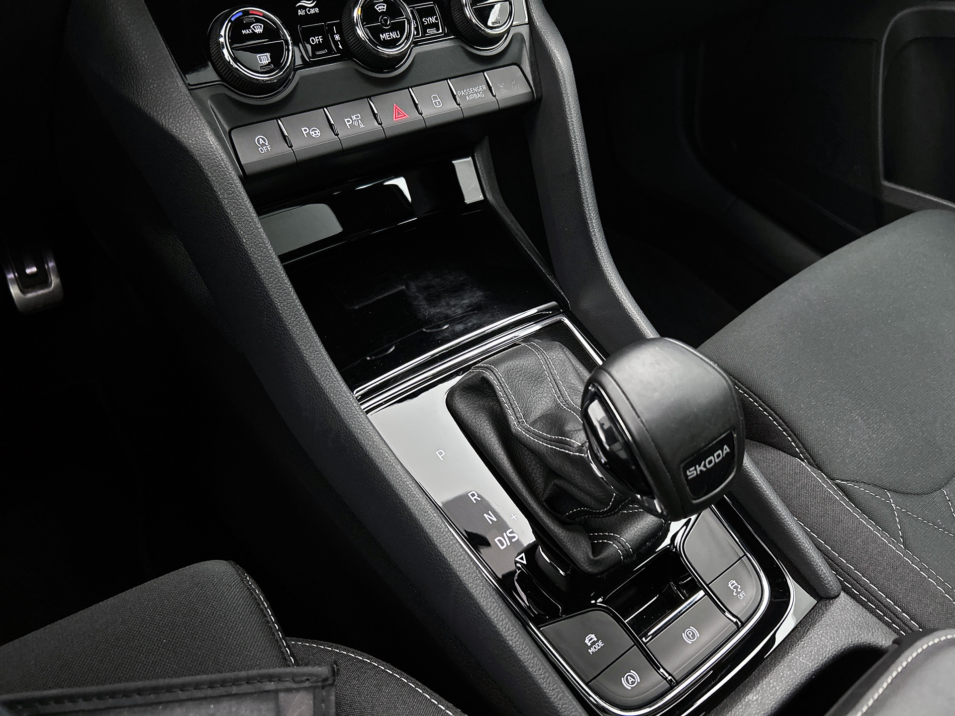 ŠKODA Karoq 1.5 TSI ACT Sportline Business | PANORAMADAK | 360 CAMERA | WINTERPACK | KEYLESS | NAVI | ELEKTR. ACHTERKLEP