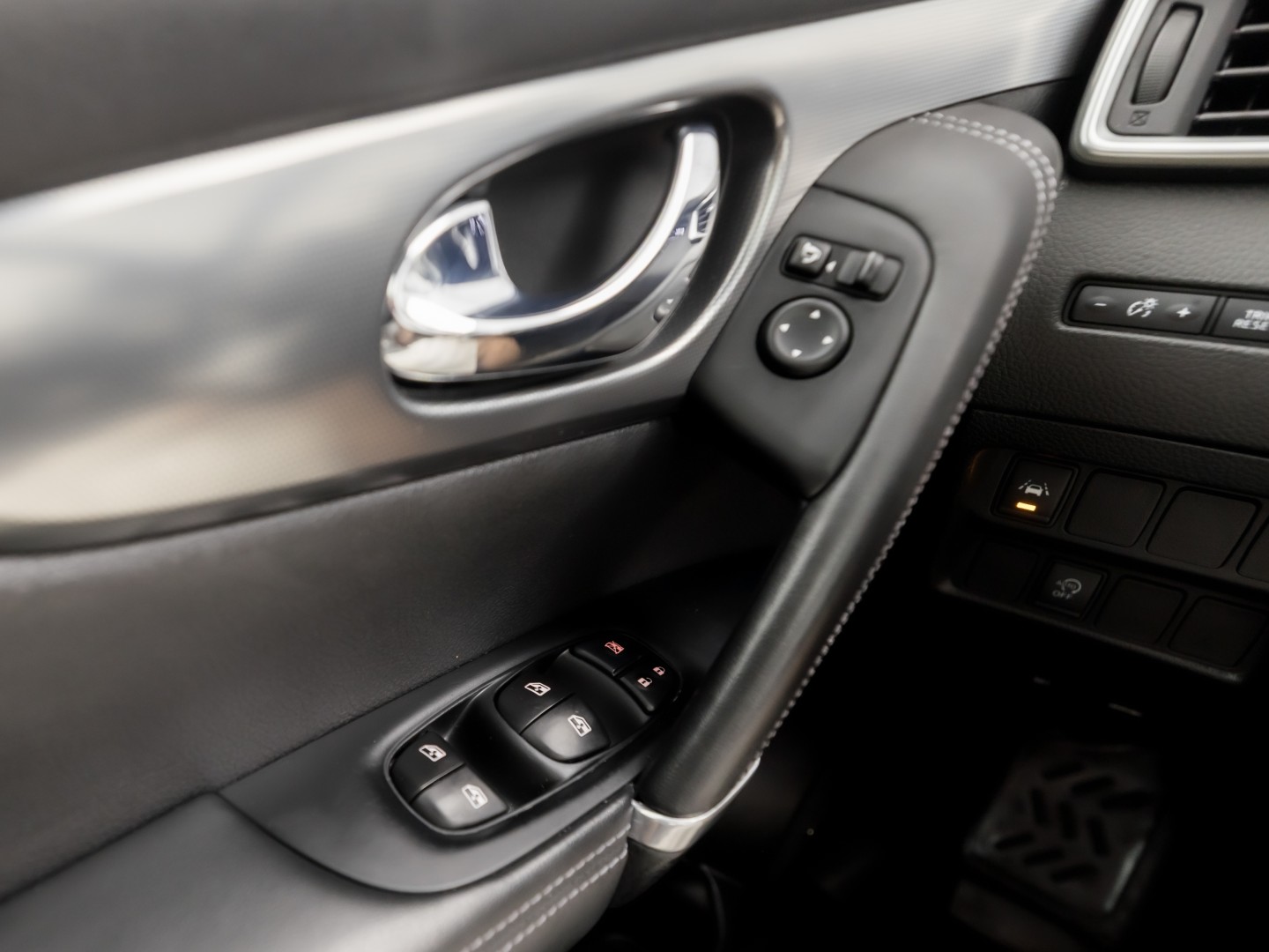 Nissan Qashqai 1.2 Tekna + Sport pack (PANORAMADAK, NAVIGATIE, MEMORY SEAT, NAPPA LEDER, ZWART HEMEL, 360 CAMERA, STOELVERWARMING, GETINT GLAS, TREKHAAK, NIEUWE APK, NIEUWSTAAT)