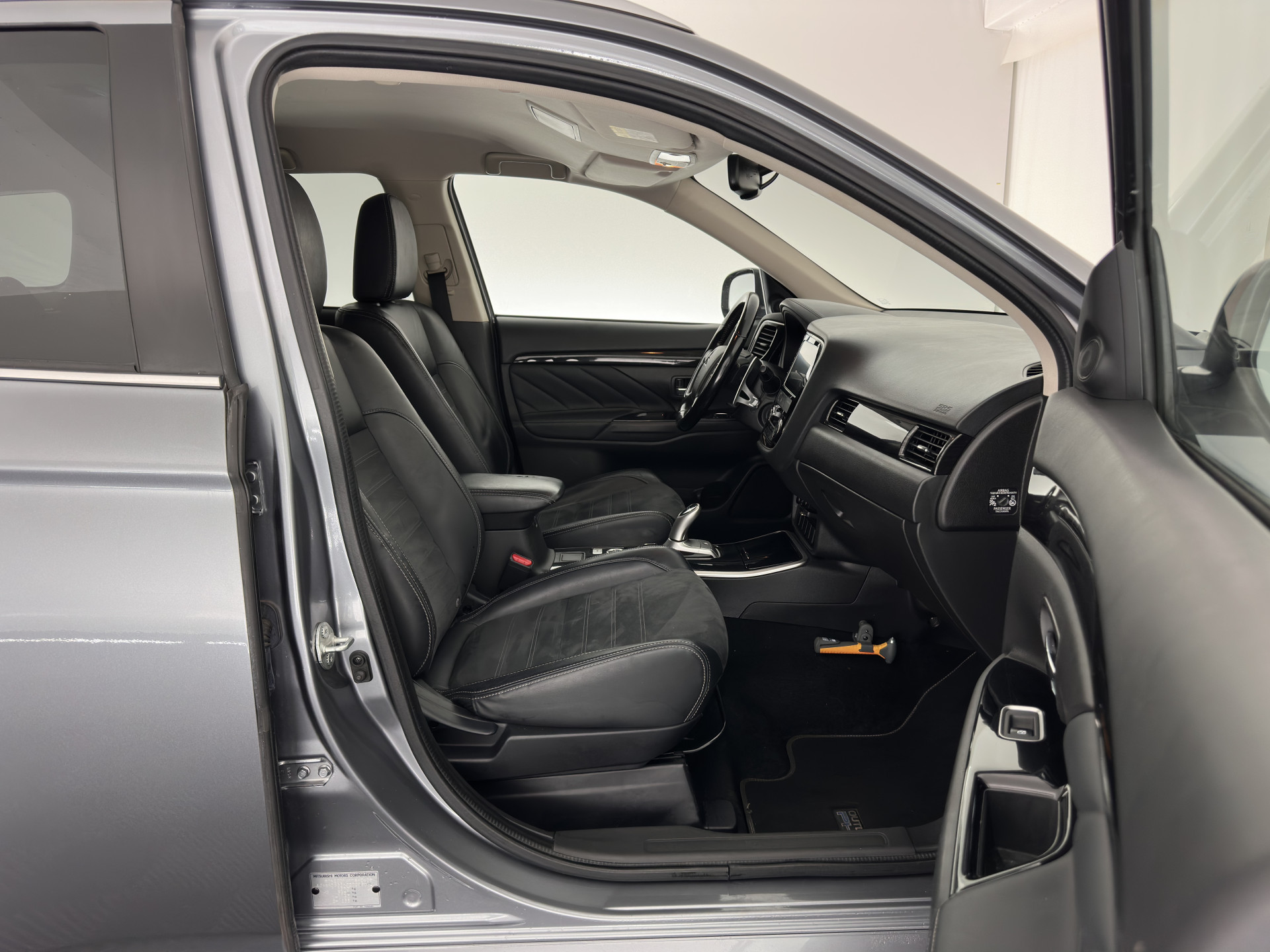 Mitsubishi Outlander 2.0 PHEV (Plug-In) Pure (INCL-BTW) Aut. *LEATHER-MICROFIBRE | COMFORTSEATS | CARPLAY | CAMERA | DAB+ | KEYLESS | PRIVACY-GLASS | SHIFT-PADDLES | TOWBAR | 16''ALU*